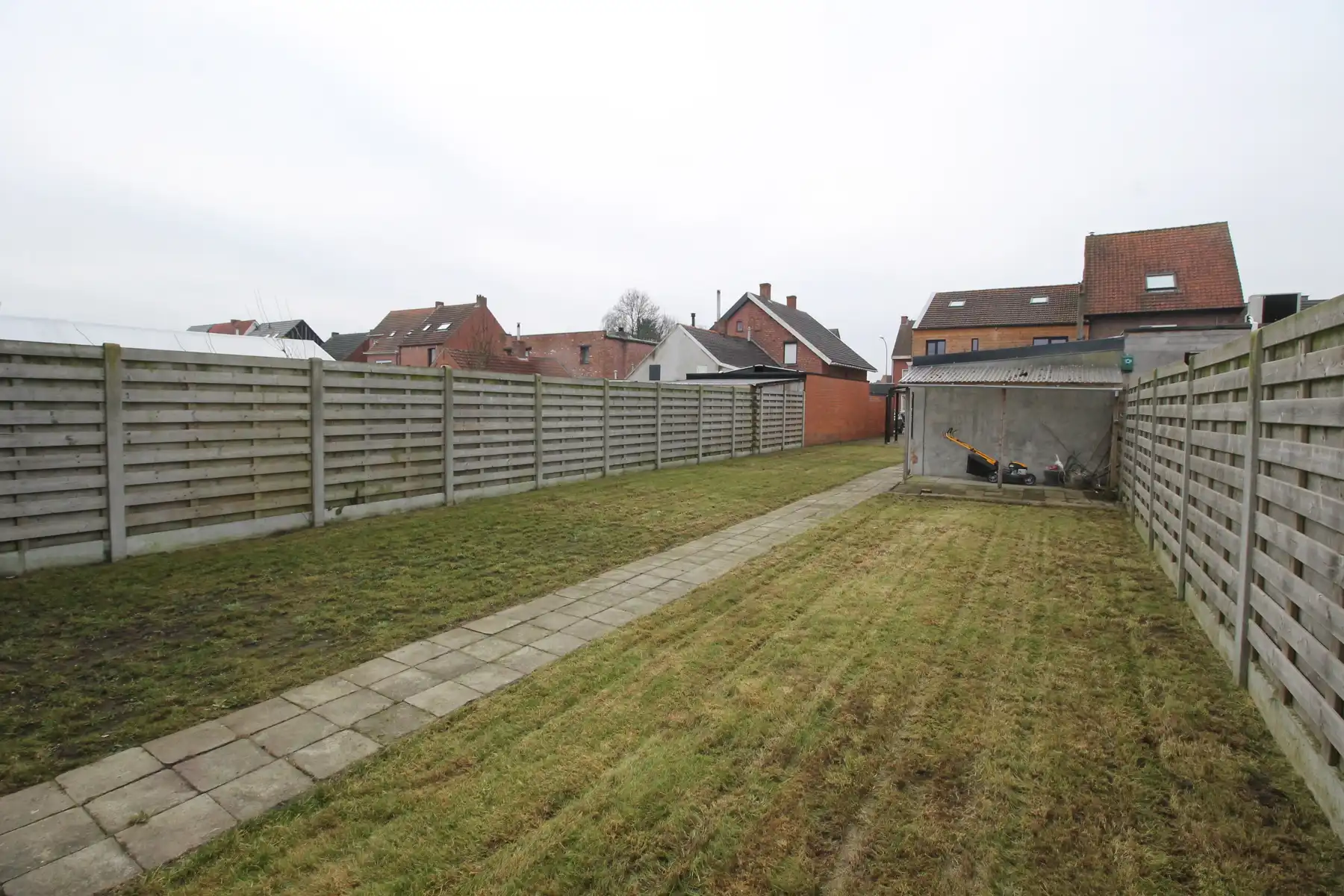 Ruime gezinswoning met terras en tuin foto 20