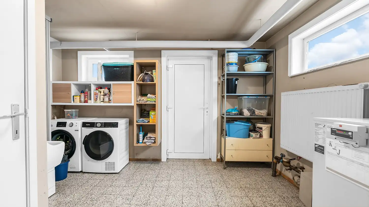 Ruime gezinswoning met 3 slaapkamers + bureel/slaapkamer en mogelijkheid tot extra slaapkamers op zolder foto 14