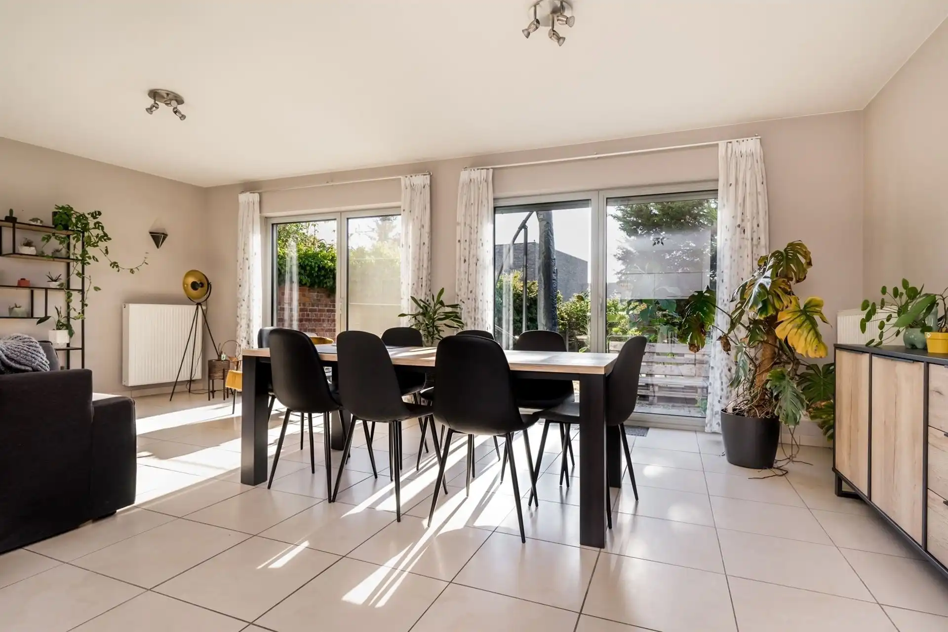 Lichtrijk glv appartement met tuin & 2 slaapkamers foto 8