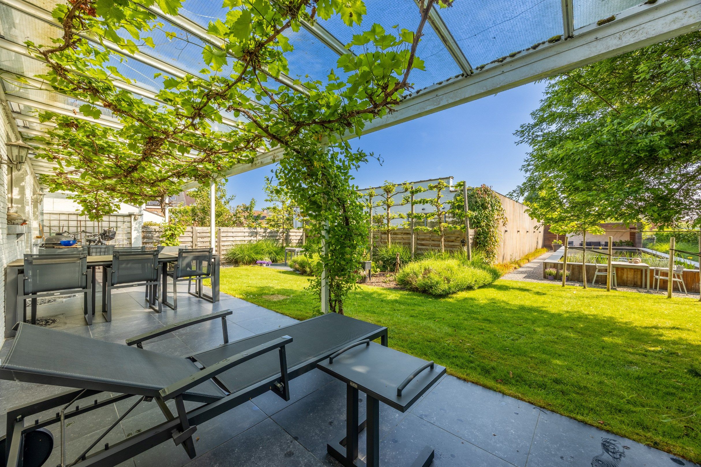 STATIGE VILLA MET MAGAZIJN foto 3