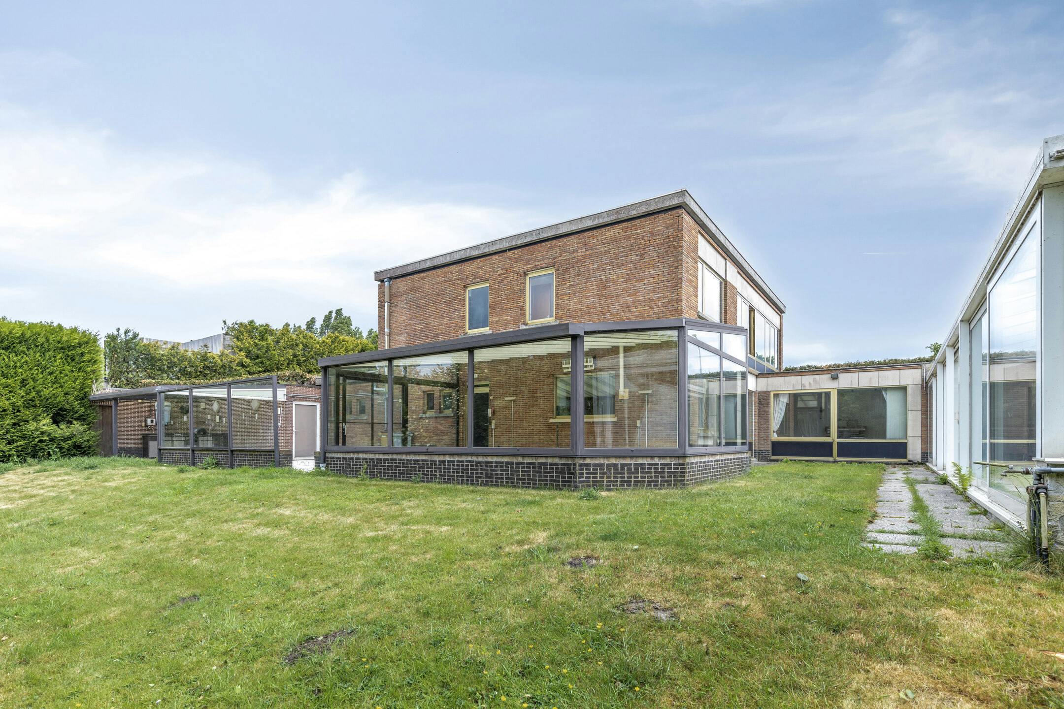 Statige te renoveren villa te koop met zwembad in Zuienkerke foto 11