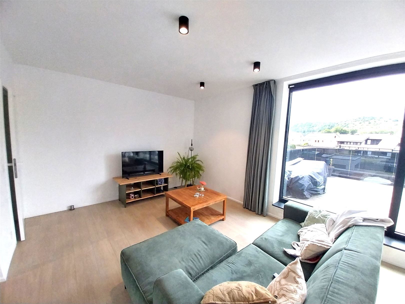 TE HUUR: Appartement met 1 slaapkamer en ruim terras te Stal! foto 3