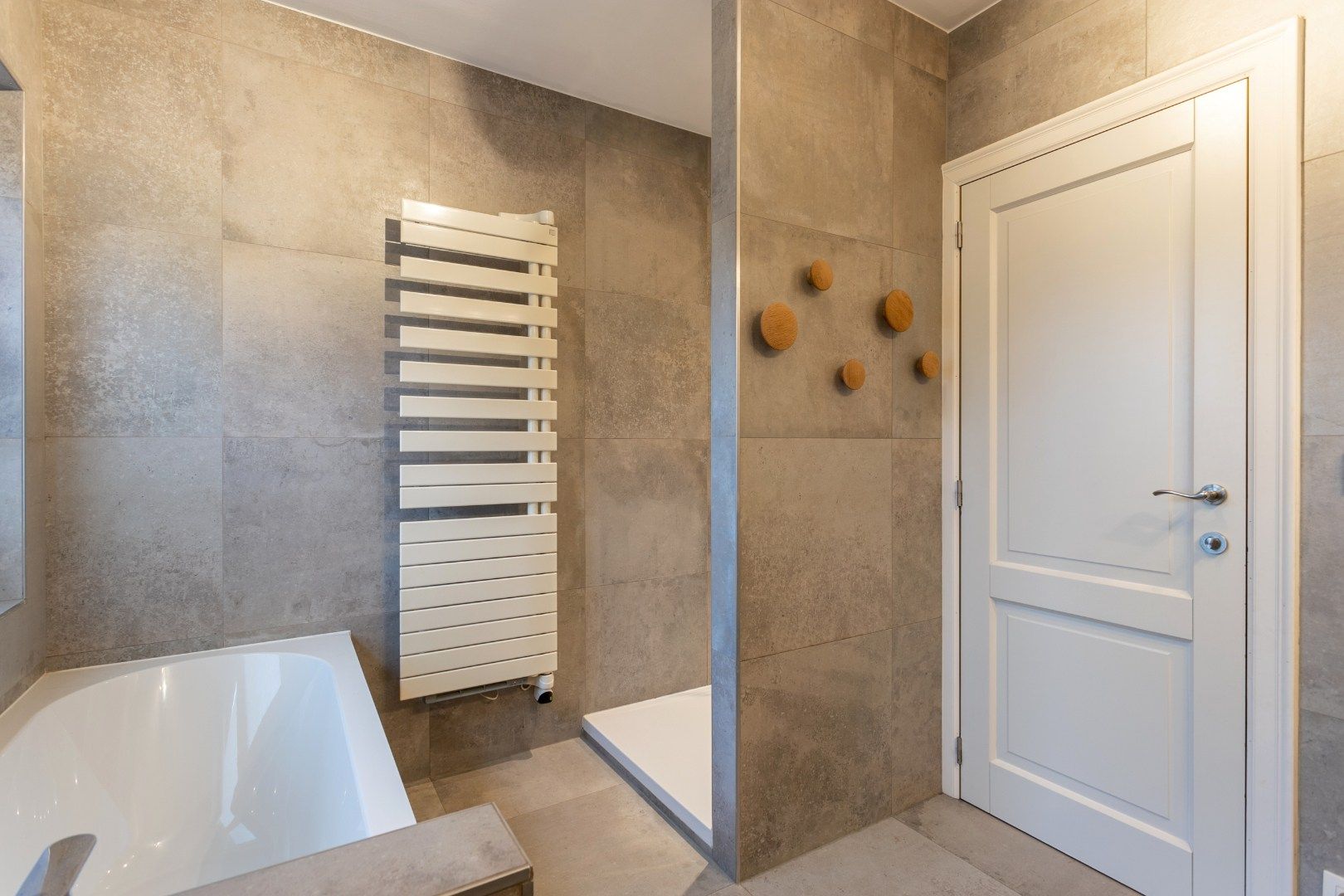 Instapklare woning met 4 slpk op perceel van 5a 45ca foto 24