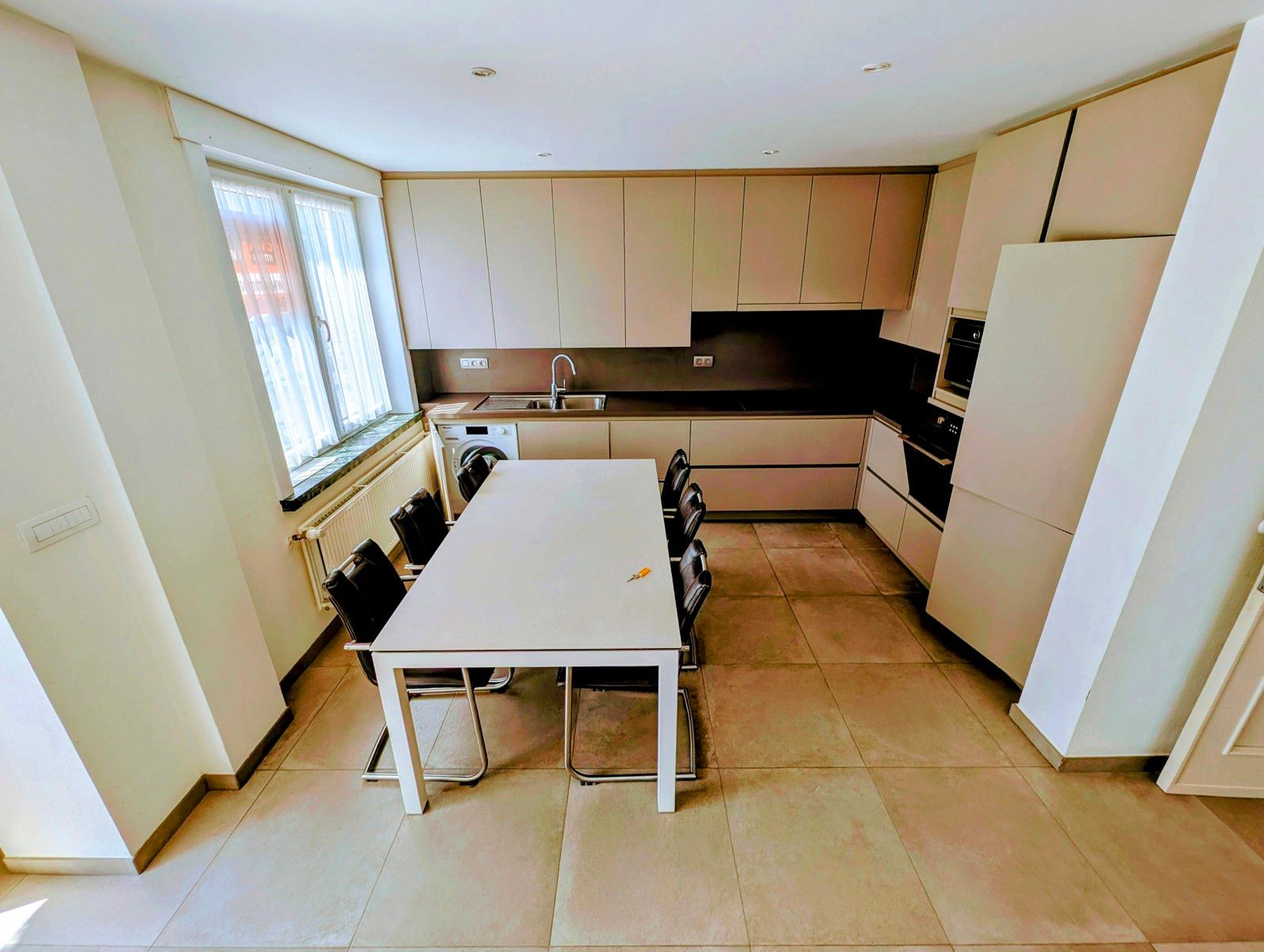Instapklare parel in Koksijde-Bad met garage, nieuwe keuken en 4 slaapkamers! foto 9
