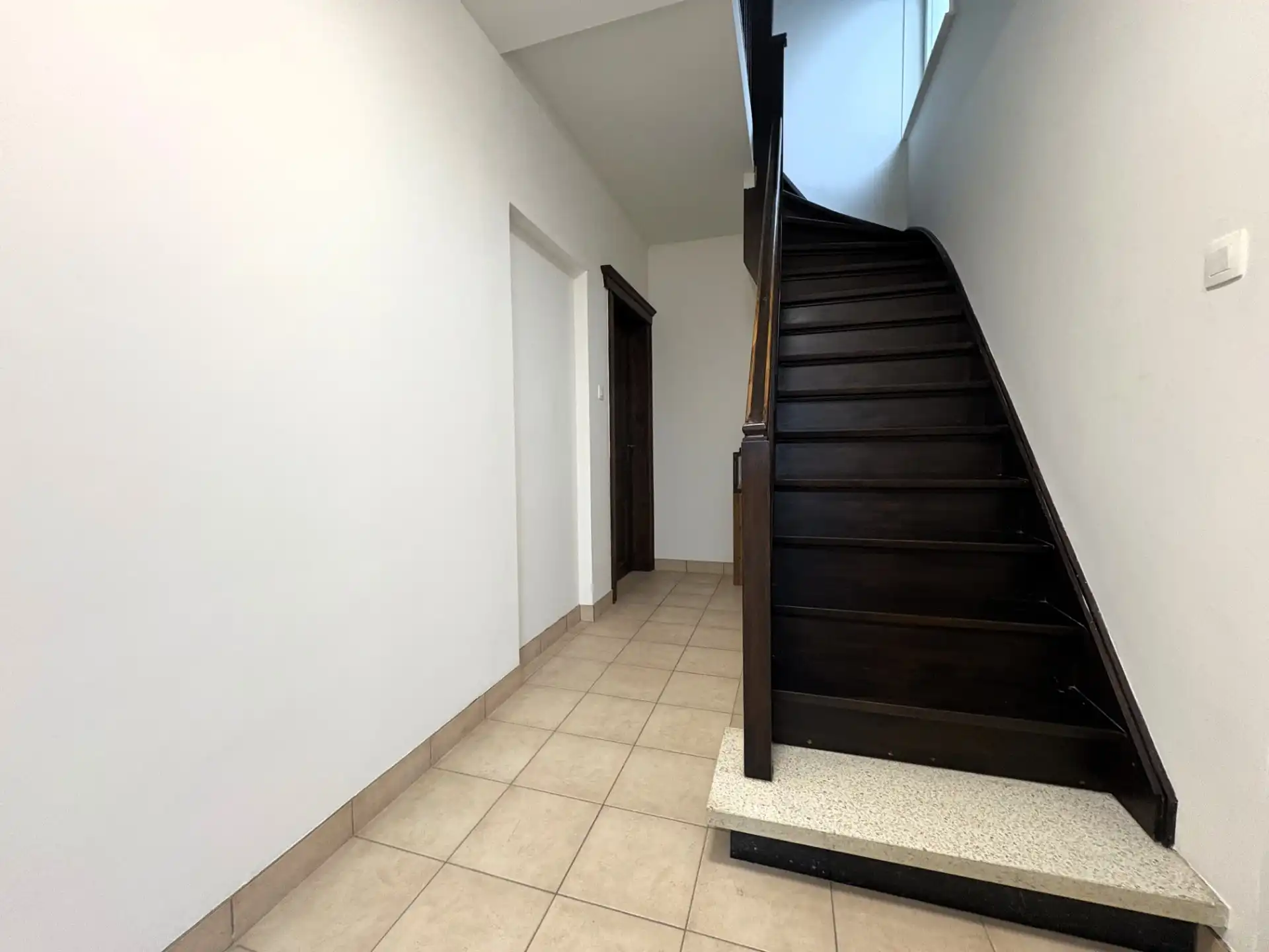 Gerenoveerde half open woning met garage foto 8