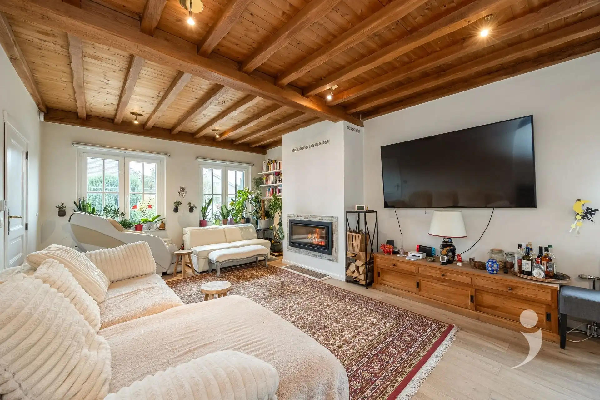 Gerenoveerde bungalow met zwembad in een rustige woonwijk foto 11