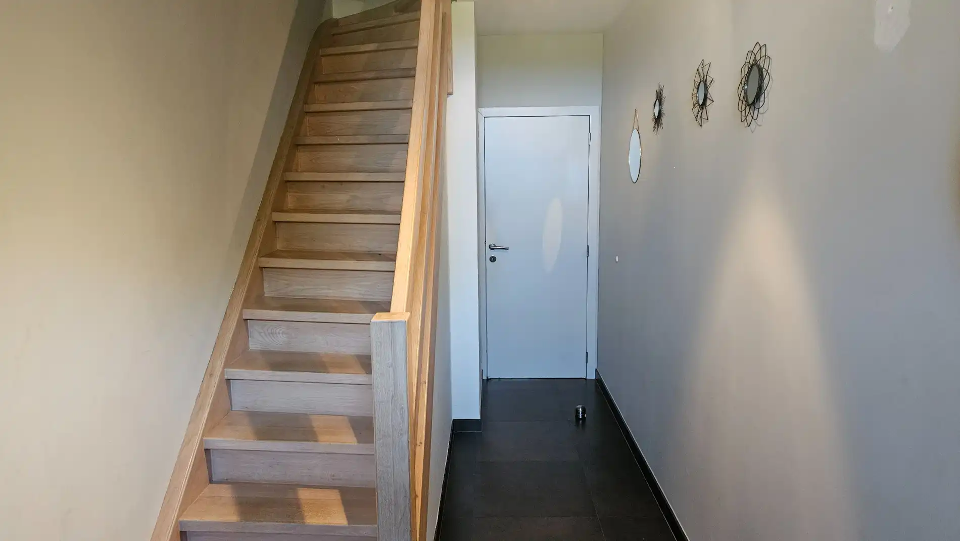 Uiterst ruime woning met 3 slk, 2 garages en tuin foto 3