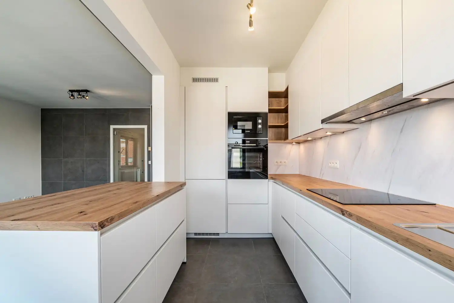Volledig gerenoveerd 2-slaapkamerappartement met garage in Sint-Pieters-Leeuw foto 8