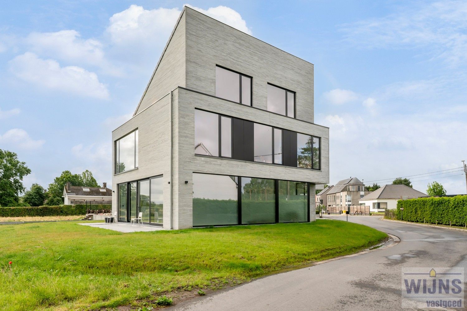 ZEER RUIME NIEUWBOUW OPEN BEBOUWING MET PRACHTIG VERZICHT OVER WEILANDEN foto {{pictureIndex}}