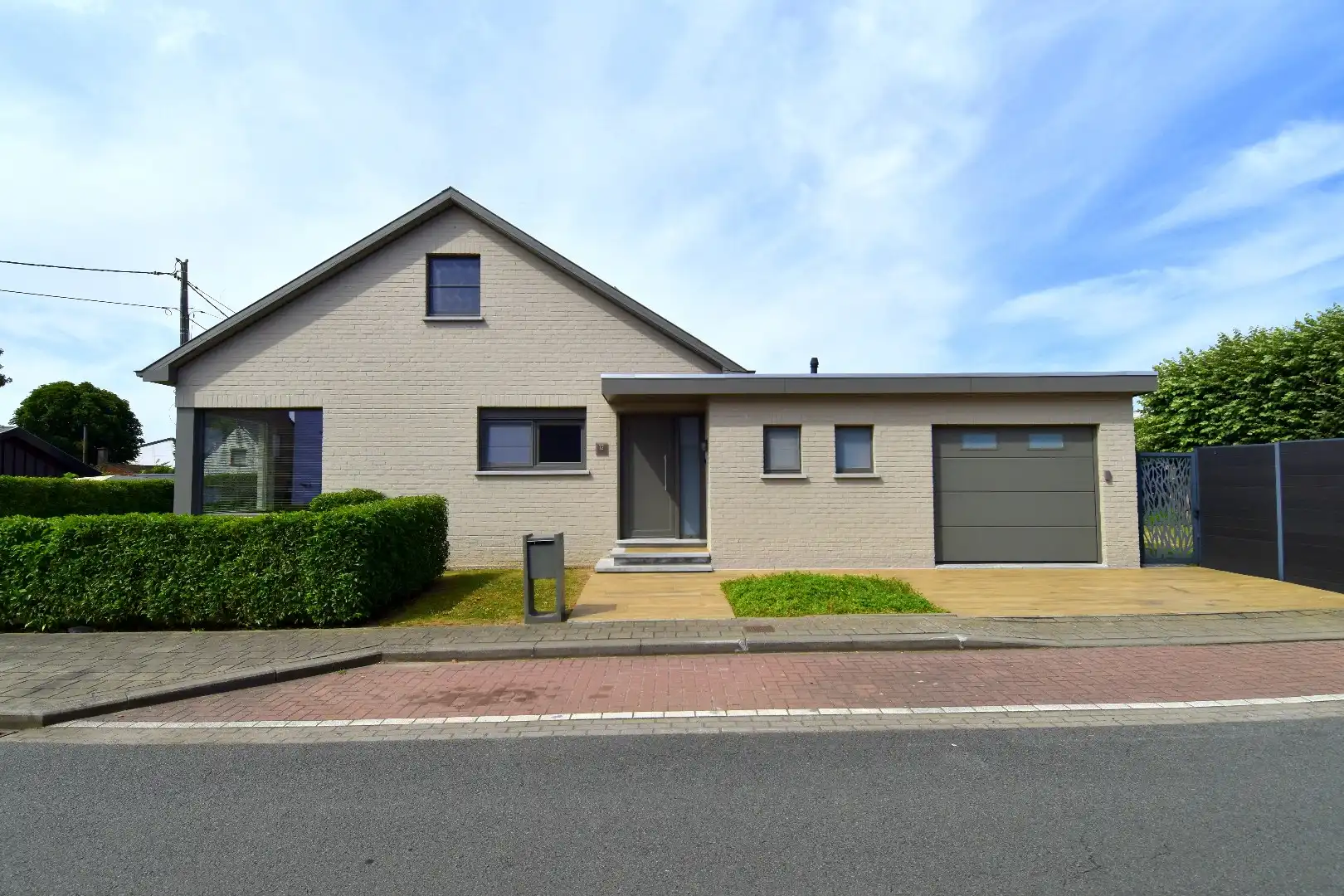 Instapklare woning met 3 slaapkamers, garage en zonnige tuin te koop in Wevelgem foto {{pictureIndex}}