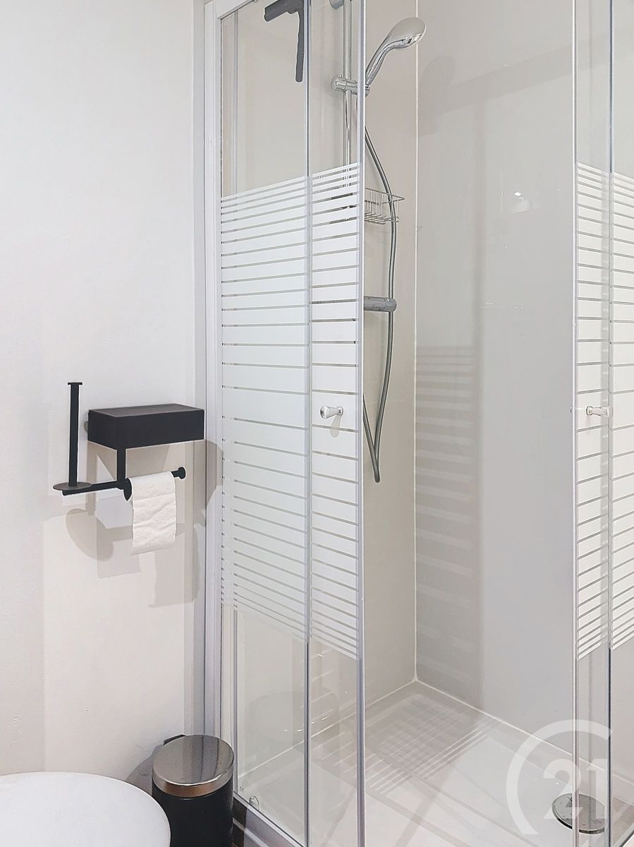 Gelijkvloerse gemeubelde studio met privé-kelder te huur! foto 6