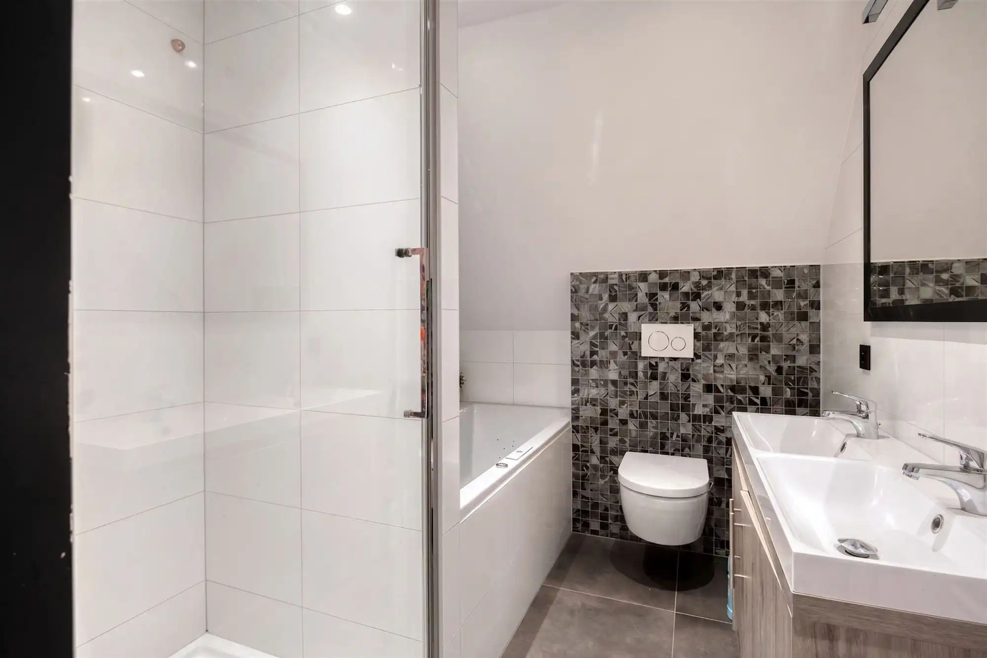 Knappe duo-villa op 8.843 m² in villawijk aan NL-grens. foto 53