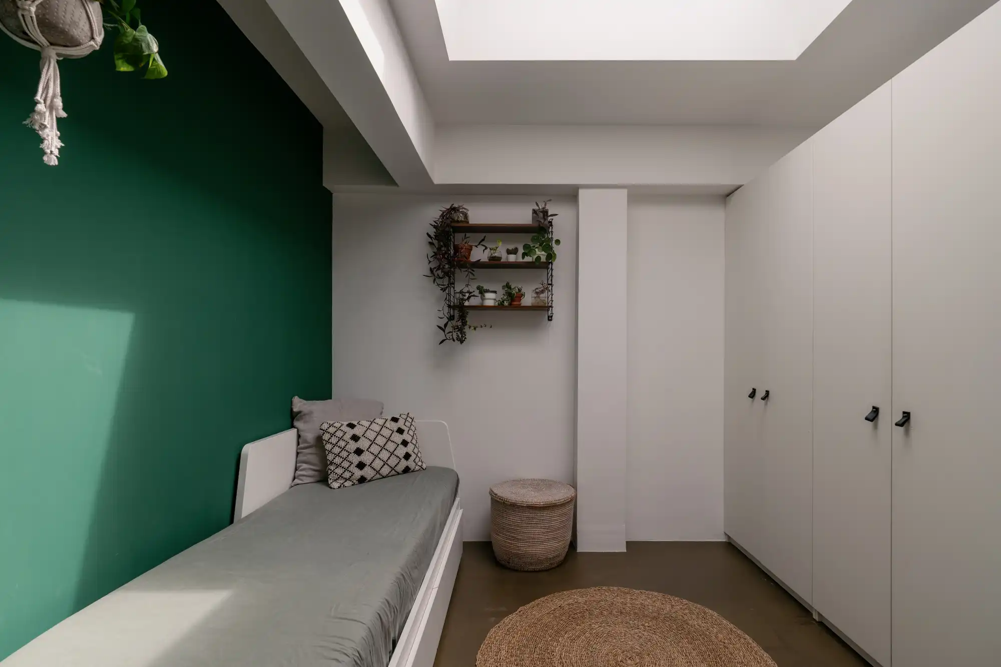 Een architecturaal penthouse met zicht op groene kruinen en het Koninklijk Museum van Schone Kunsten foto 14