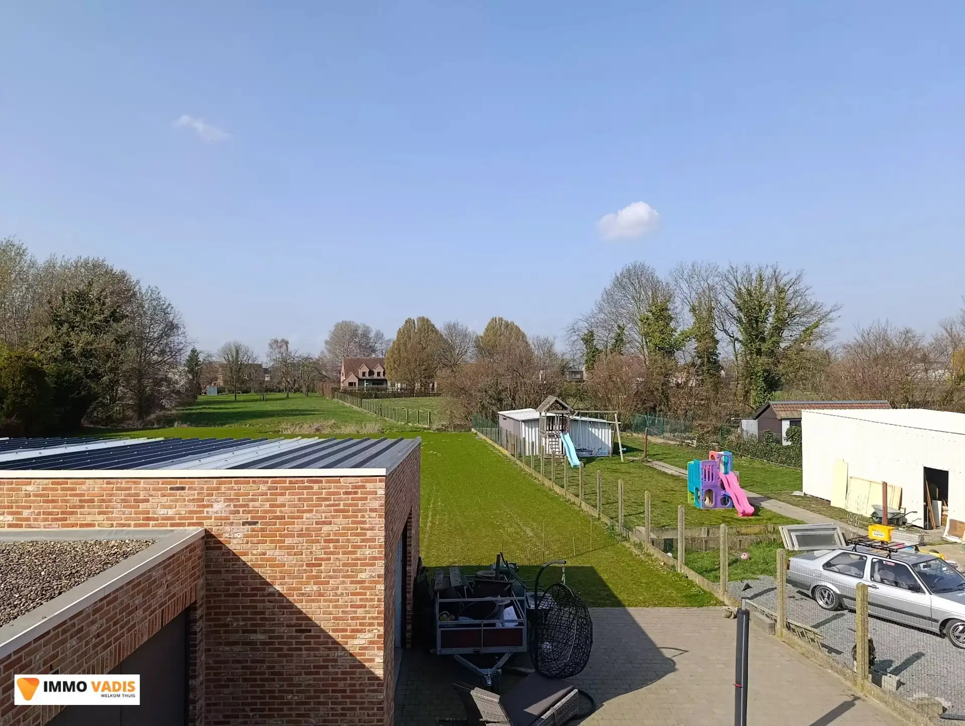 Gezinswoning met 4 slaapkamers, 2 garages, terras en tuin foto 13