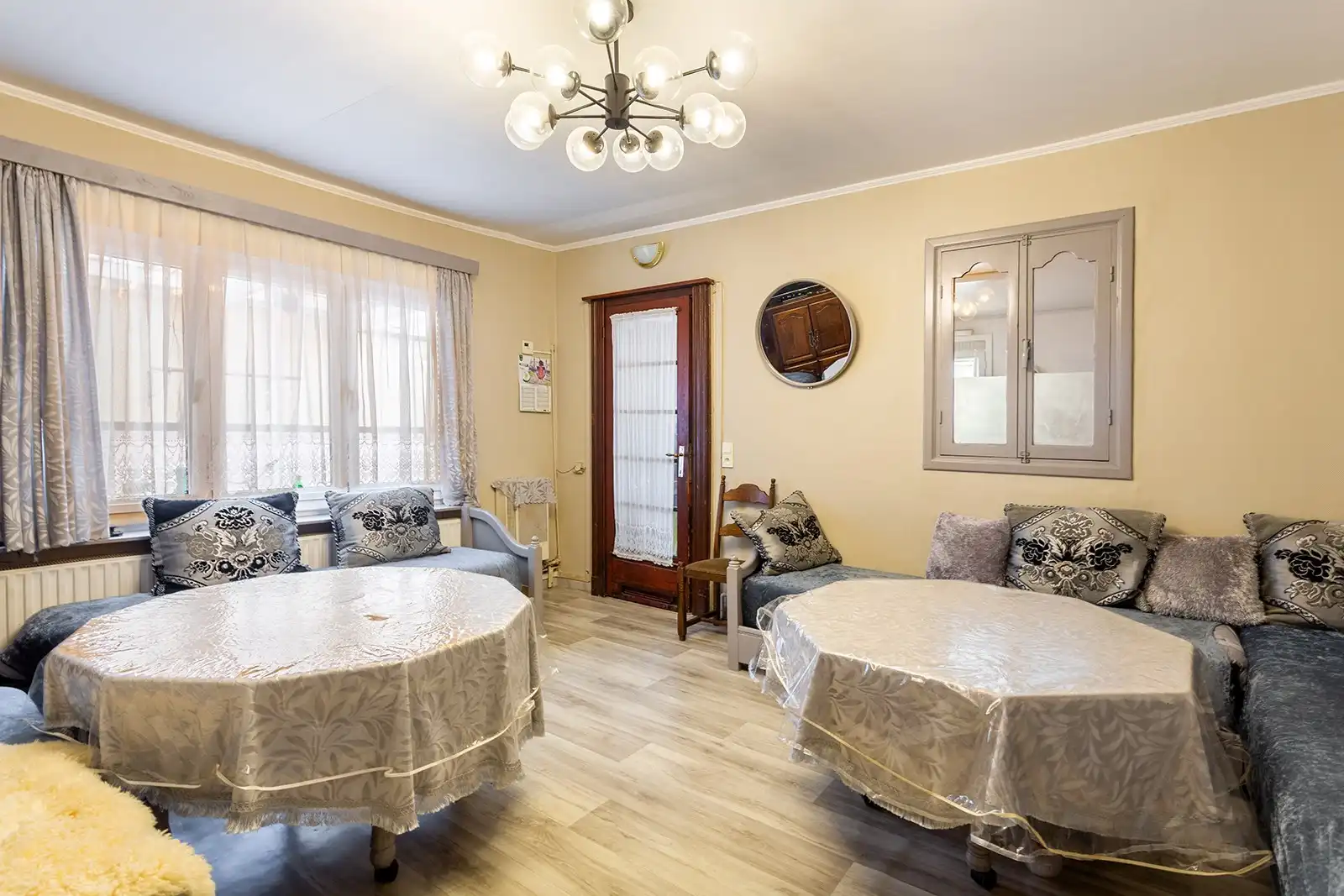 Op te frissen ruime woning met 7 slpk,3 badkamers,terras en garage foto 6