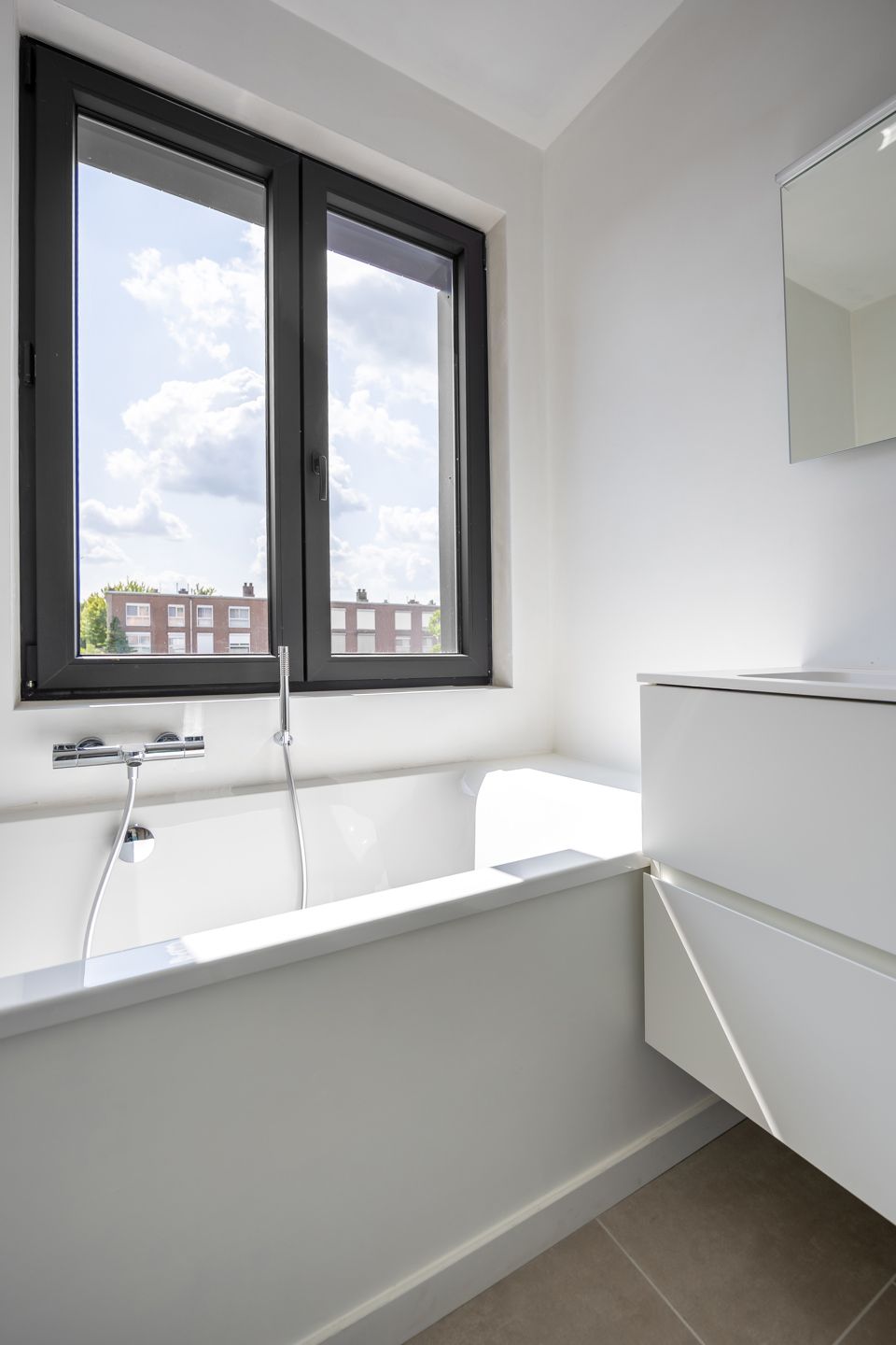 Vernieuwde gezinswoning met 4 slpks in hartje Brasschaat foto 24