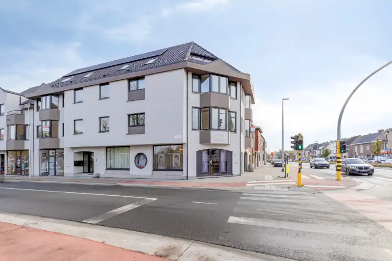 Commerciële opportuniteit op zichtbare locatie foto 4