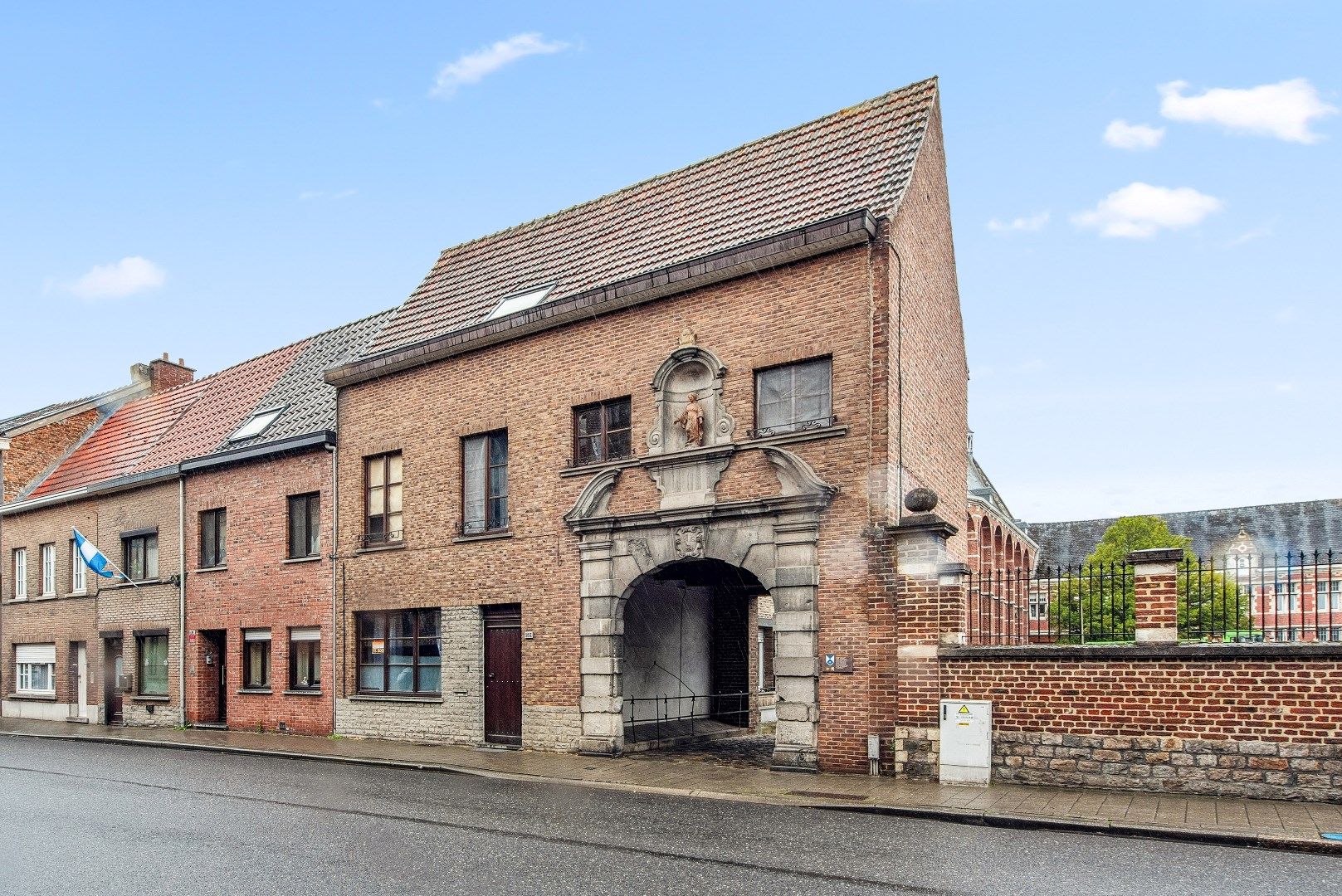 Ruime gezinswoning met 3 slaapkamers en garage pal in het centrum. foto 2