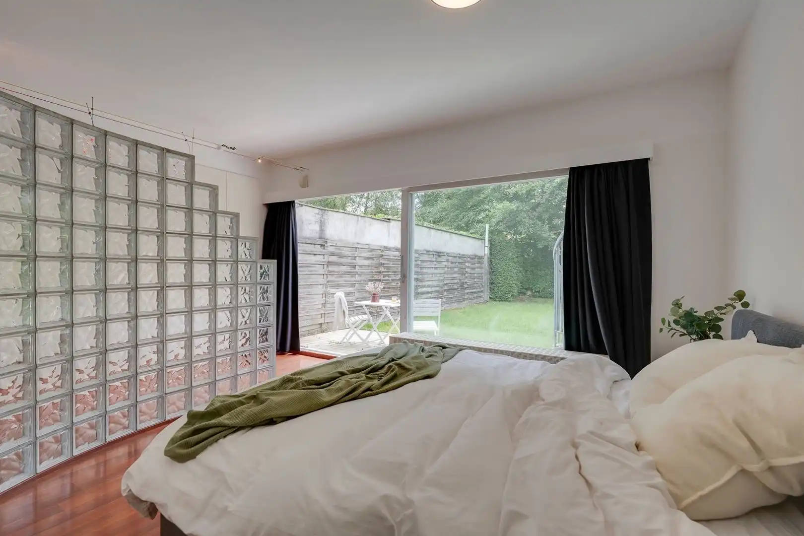 Toffe gezinswoning met 4 slaapkamers, 2 badkamers, garage en tuin foto 25