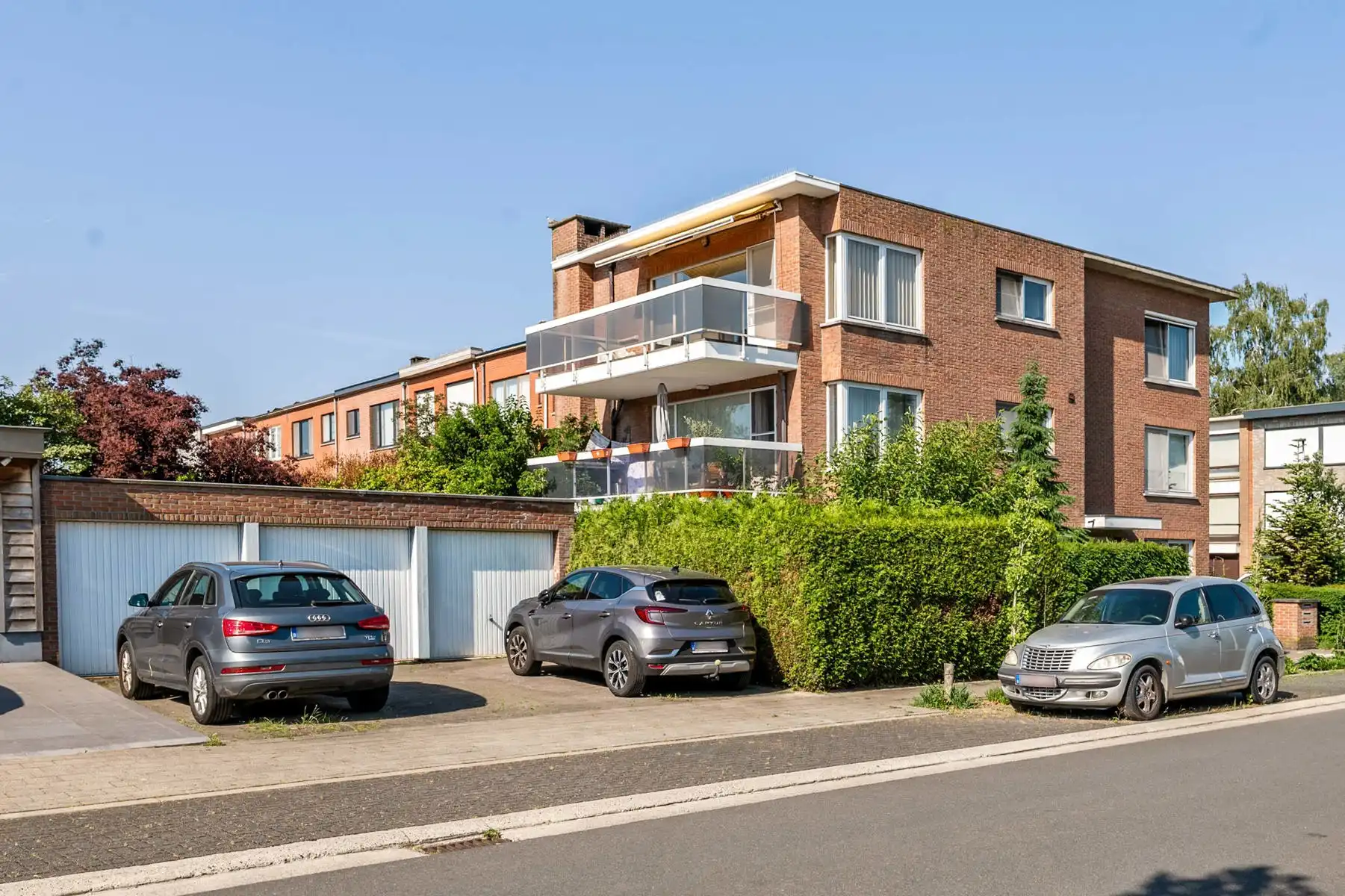 Lichtrijk appartement met garagebox en voorliggende oprit foto 19