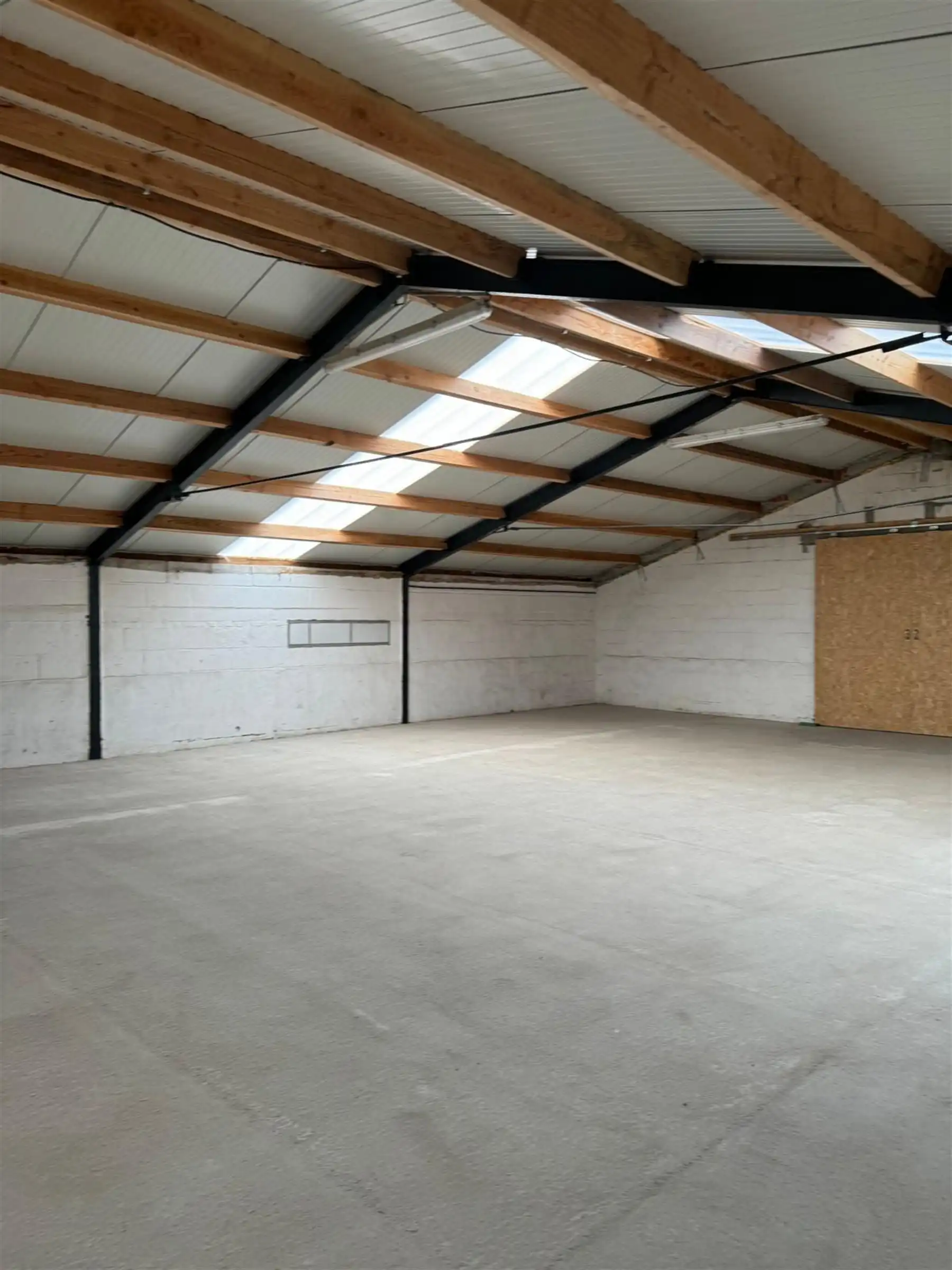 Goed geïsoleerde opslagruimte van 240  m² foto 7