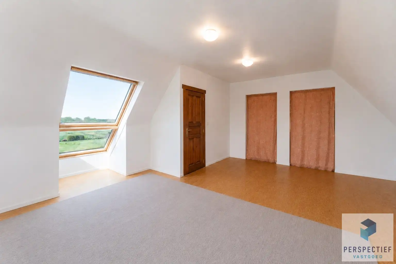 Ruime, instapklare woning met 4 slaapkamers, garage en magazijn op 970 m² foto 24