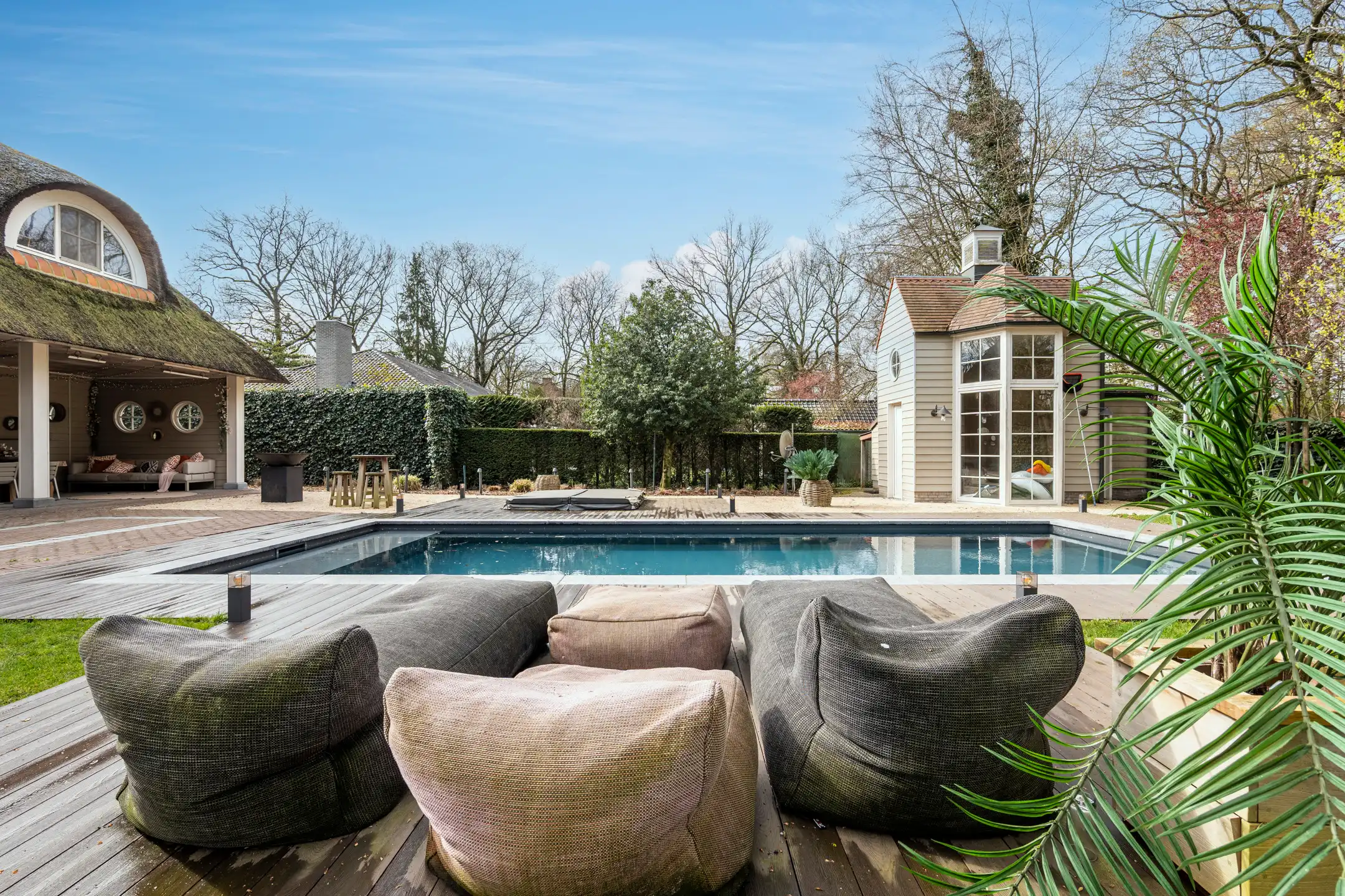 Rietgedekte villa op 2.000 m² met zwembad foto 31