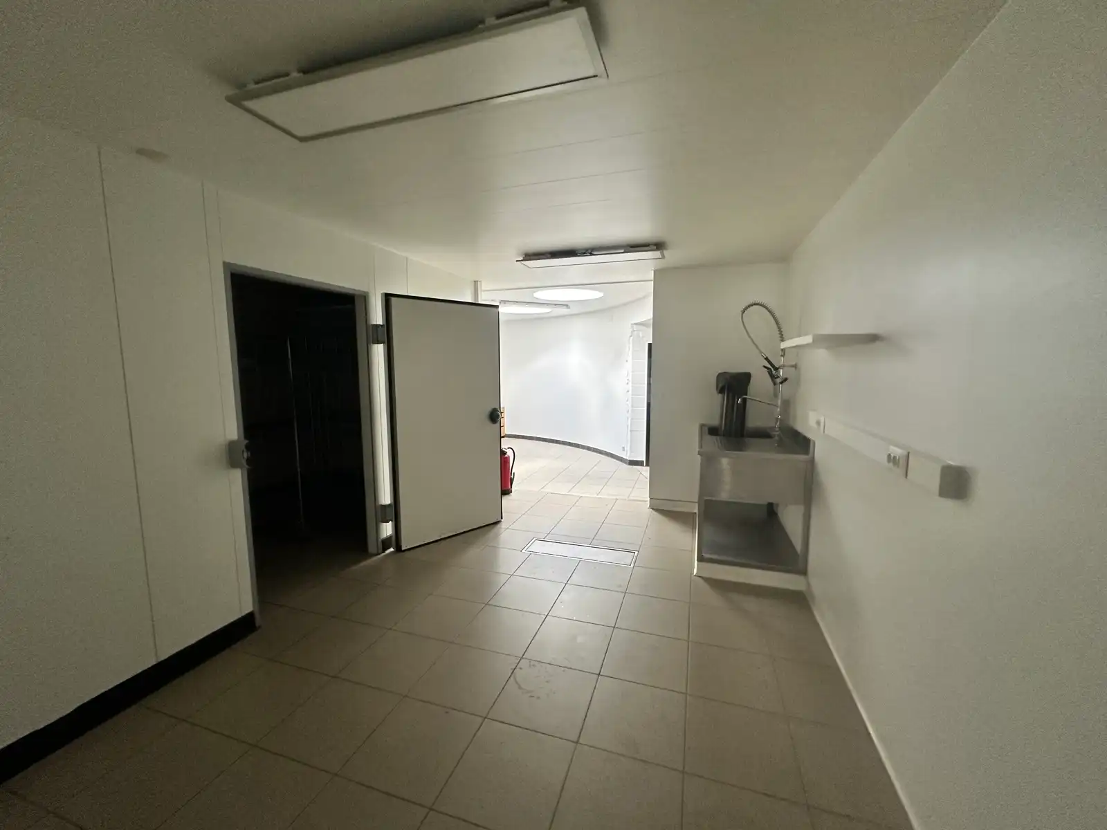 Ruime handelszaak 160 m² te huur – uitstekende ligging foto 4