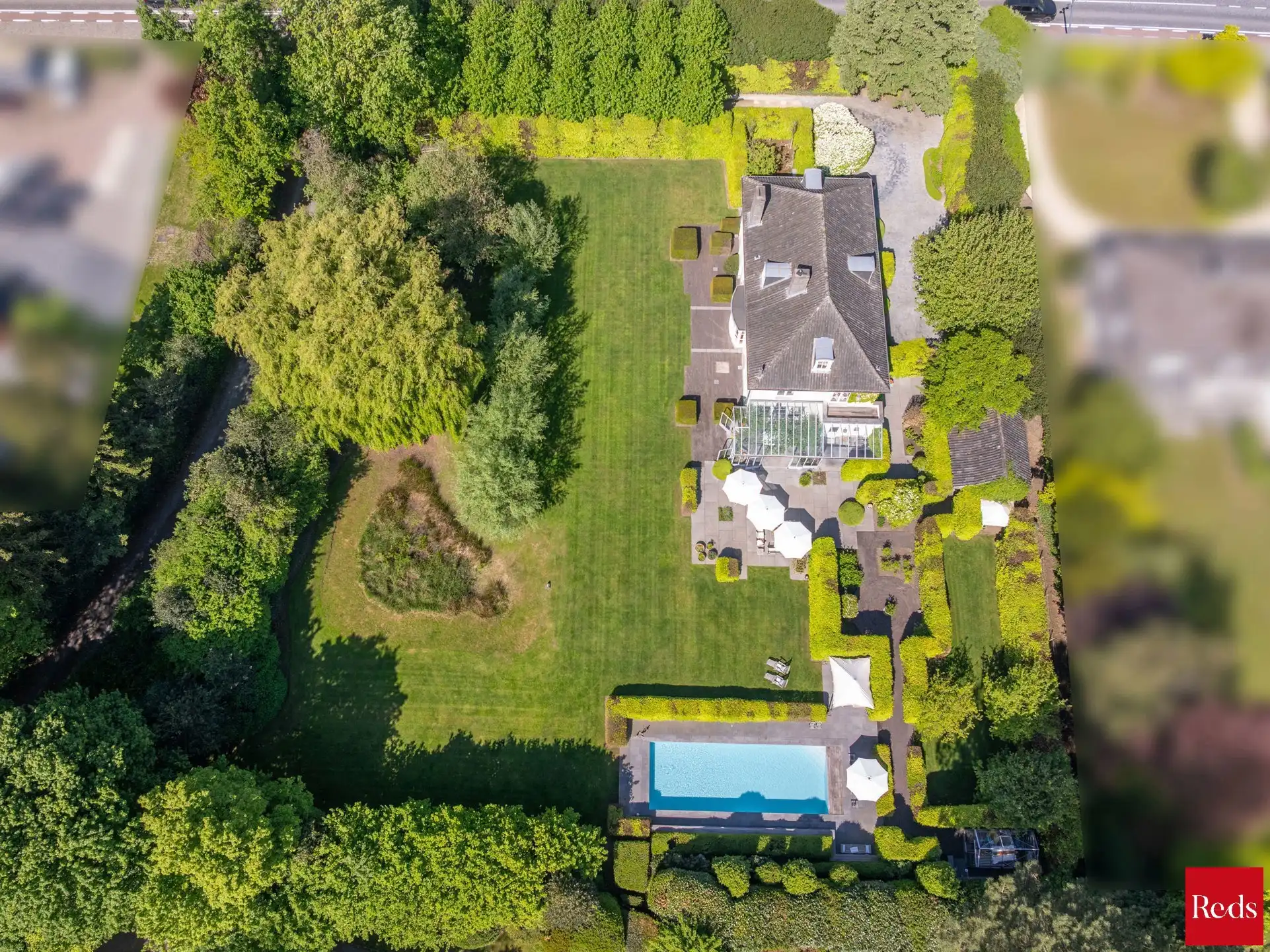 Statige luxevilla op royaal perceel van 3.877 m² met zwembad foto 44