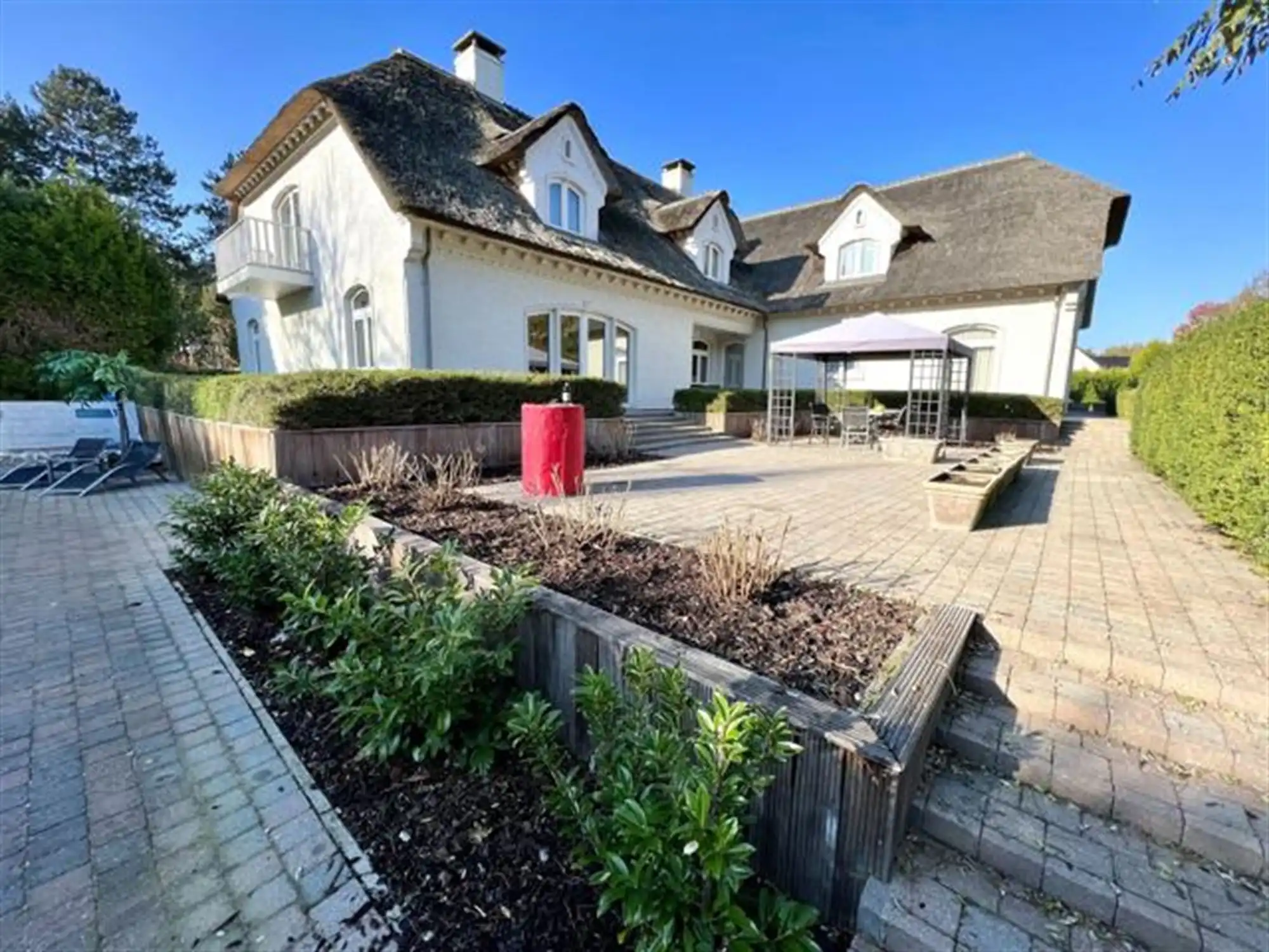 Prachtige villa met 9 slaapkamers en buitenzwembad foto 4