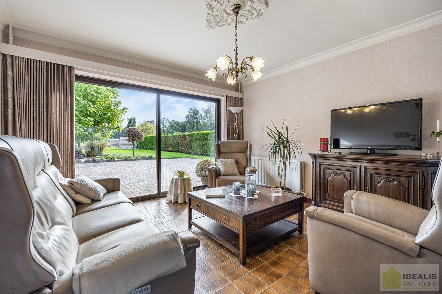 IDEALIS VASTGOED – PERFECT ONDERHOUDEN, INSTAPKLARE WONING +- 175M², MET MAAR LIEFST 4 SLAAPKAMERS, HEERLIJK LICHTRIJKE WOONKAMER EN DUBBELE GARAGE OP EEN PRACHTIG GROEN EN RUIM PERCEEL VAN 18A 43CA. foto 10