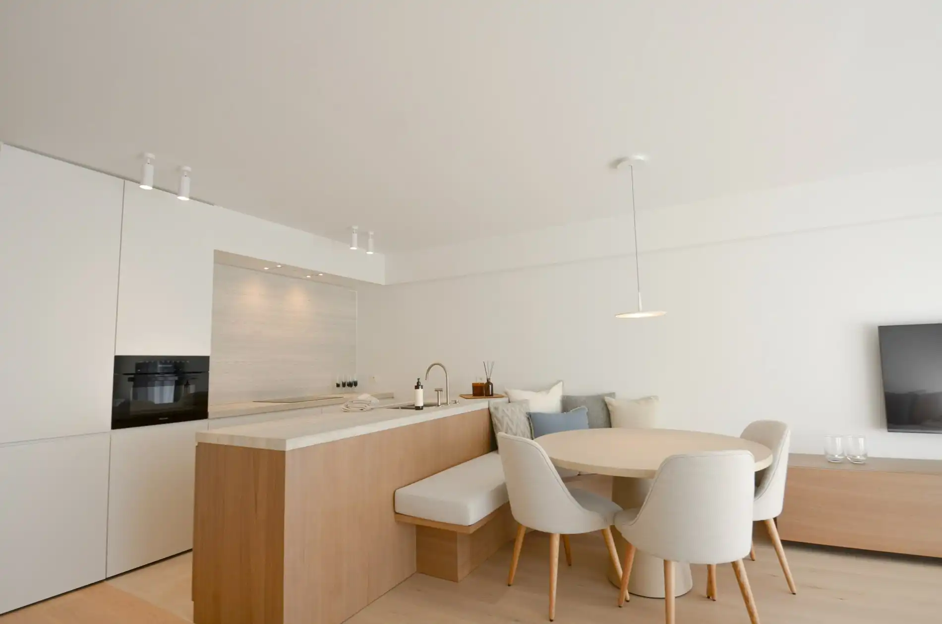 Centraal gelegen, volledig gerenoveerd appartement met drie slaapkamers. foto 4