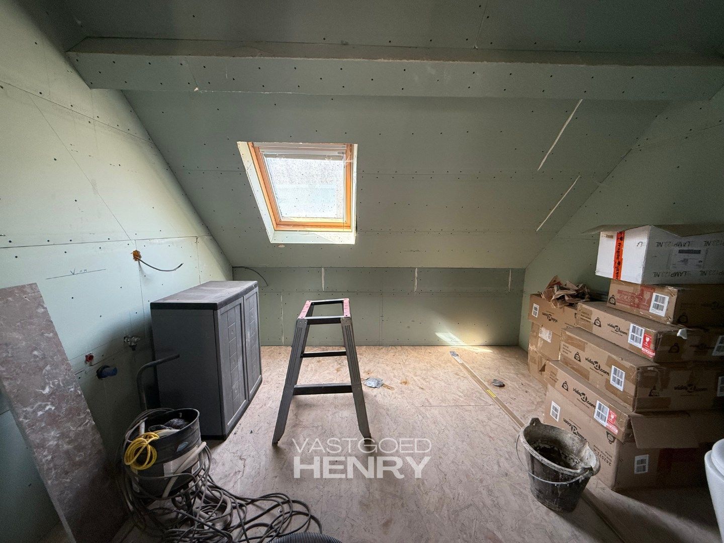 Verder af te werken vier slaapkamer woning met tuin en garage  foto 17