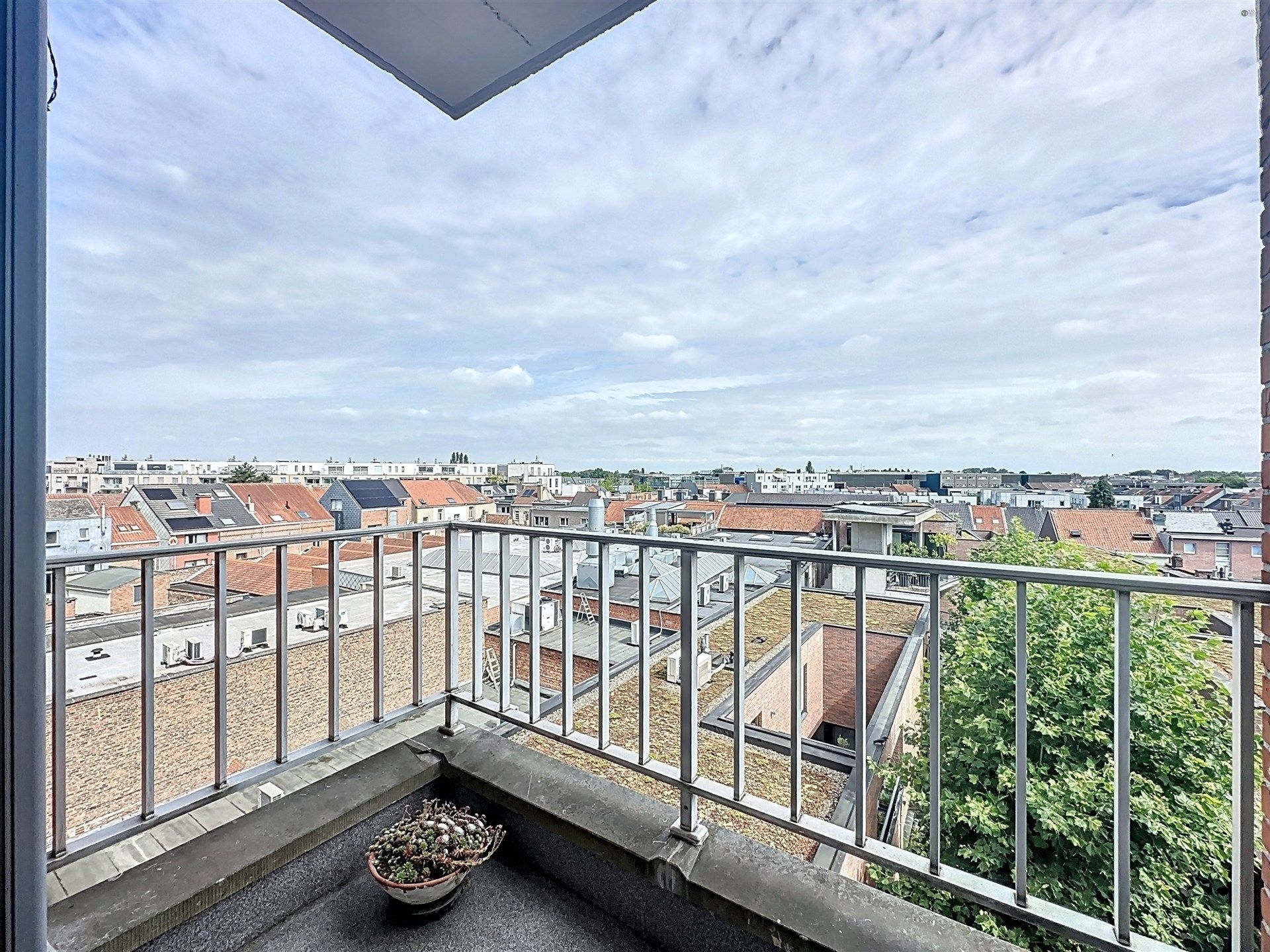 Ruim, energiezuinig appartement met 3 slaapkamers en terras in Sint-Niklaas foto 10