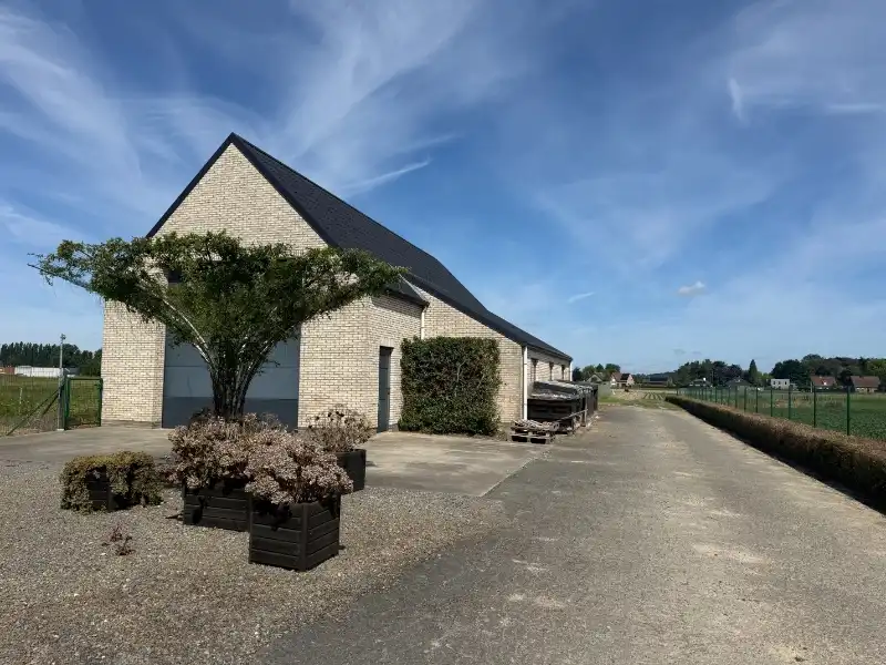 Ruime bungalow met grote tuin en loods te huur foto 7