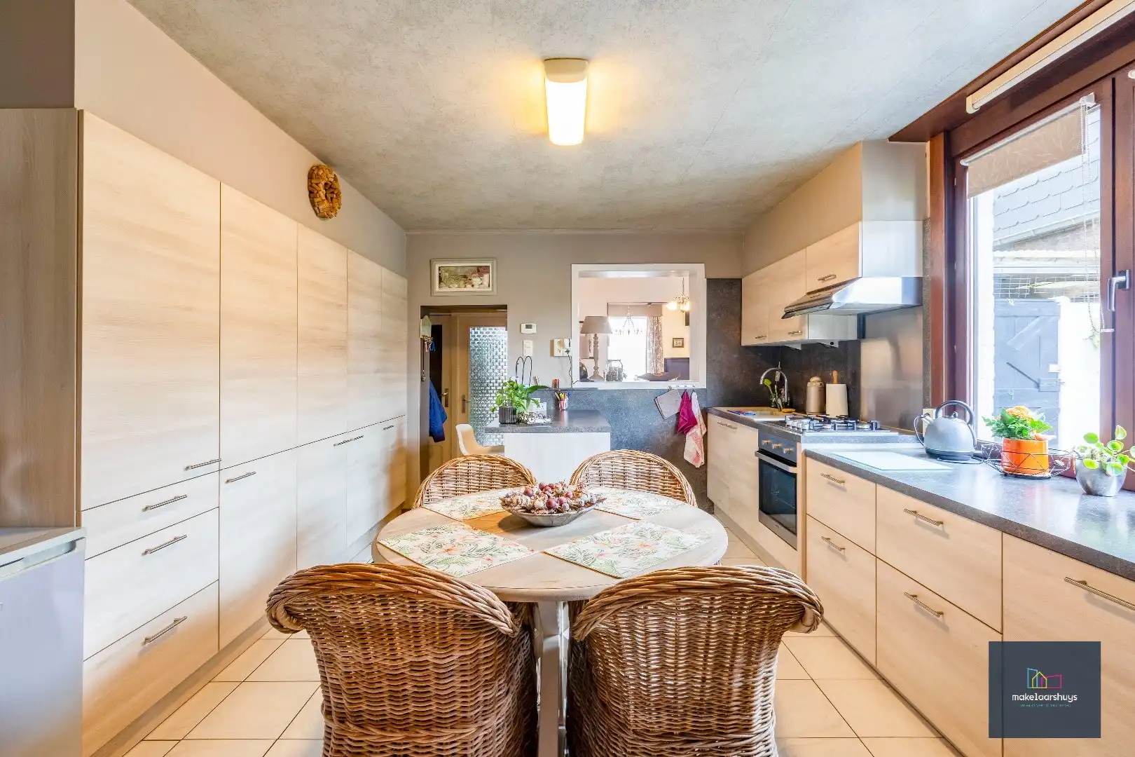 Verzorgde halfopen bebouwing met grote tuin en carport  foto 6