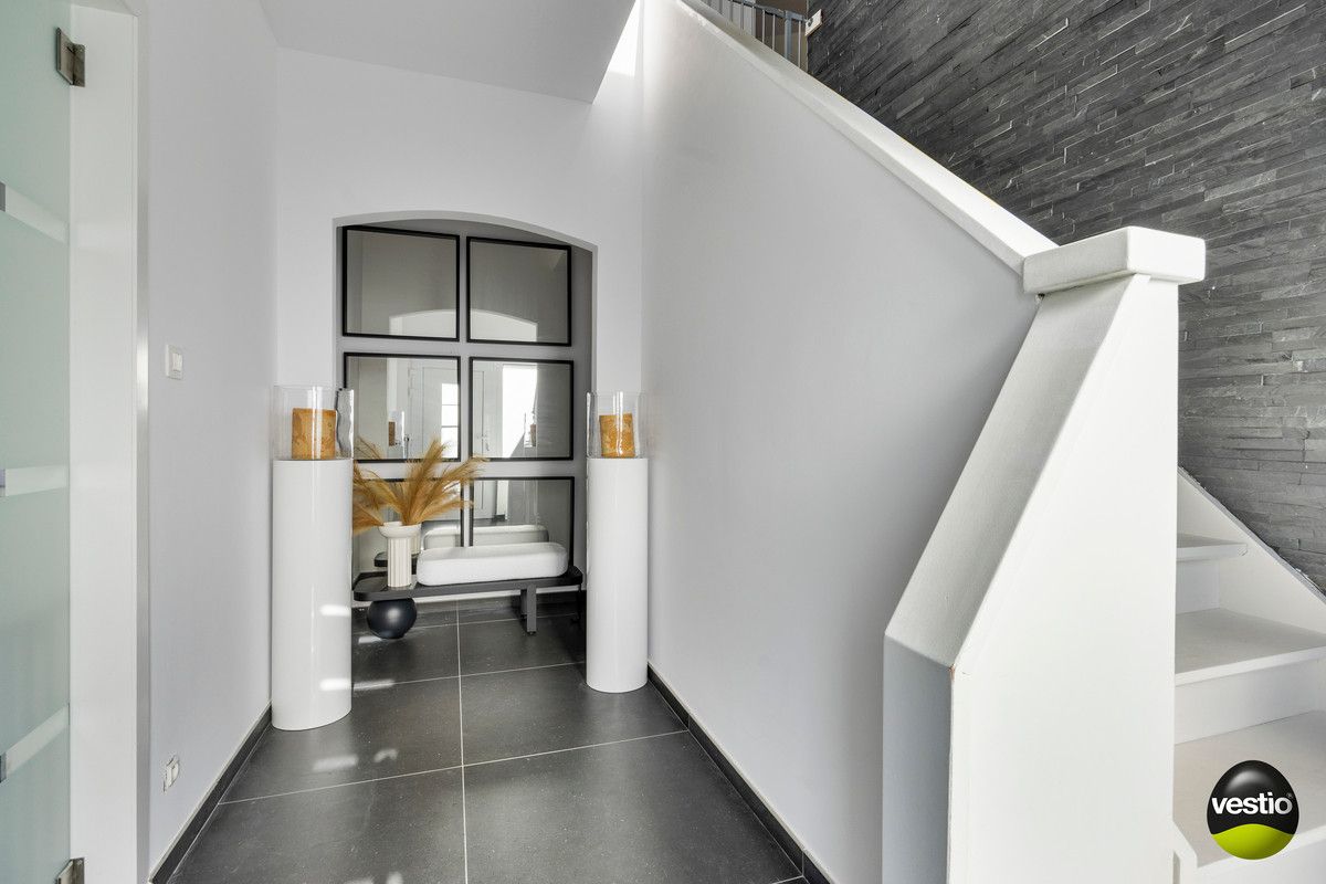 RUIME RUSTIG GELEGEN WONING MET 3 SLK EN POLYVALENT BIJGEBOUW OP 23A75CA. foto 5