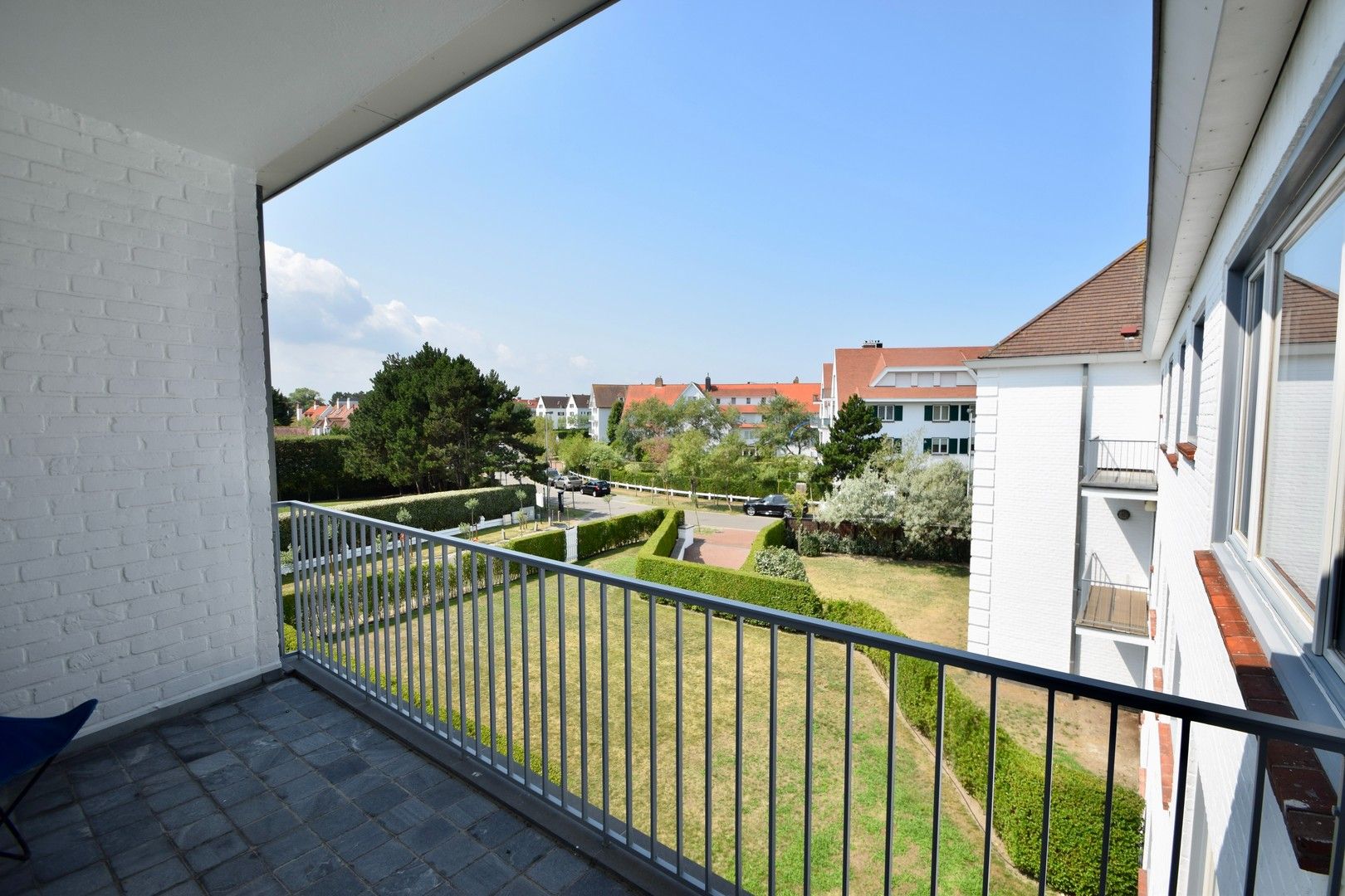 Volledig gerenoveerd hoekappartement in een standingvolle villaresidentie gelegen in het Zoute. foto 6