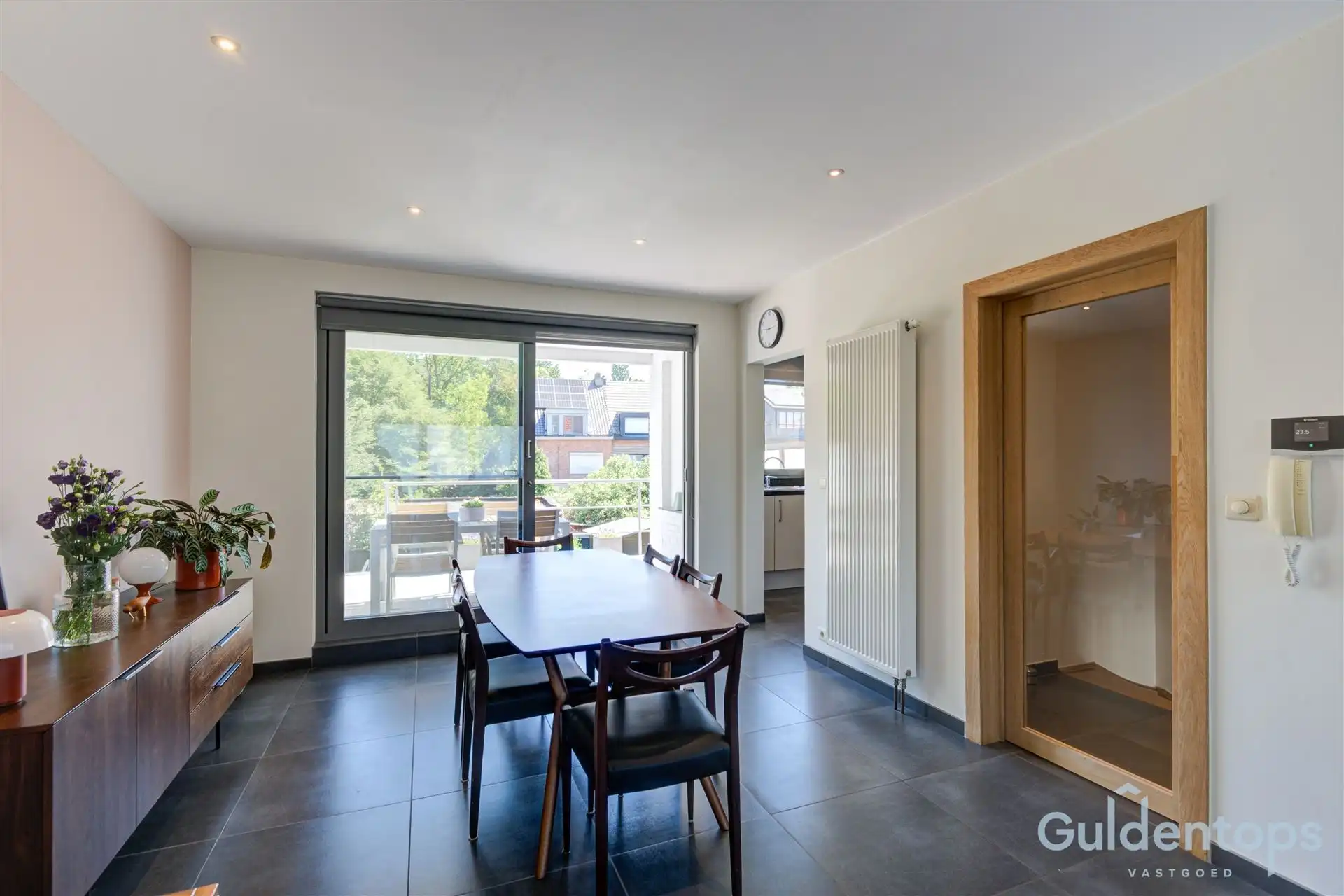 Knappe woning op topligging naast park foto 8