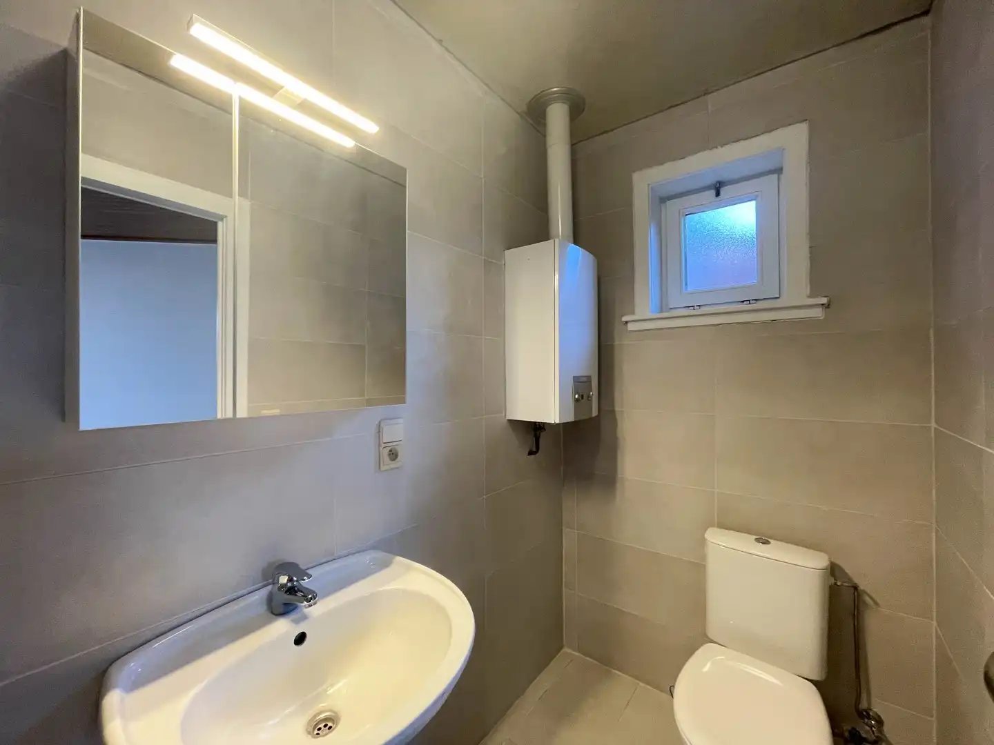 Gerenoveerde woning met 2 slaapkamers, terras, garage & staanplaats te Roeselare! foto 10