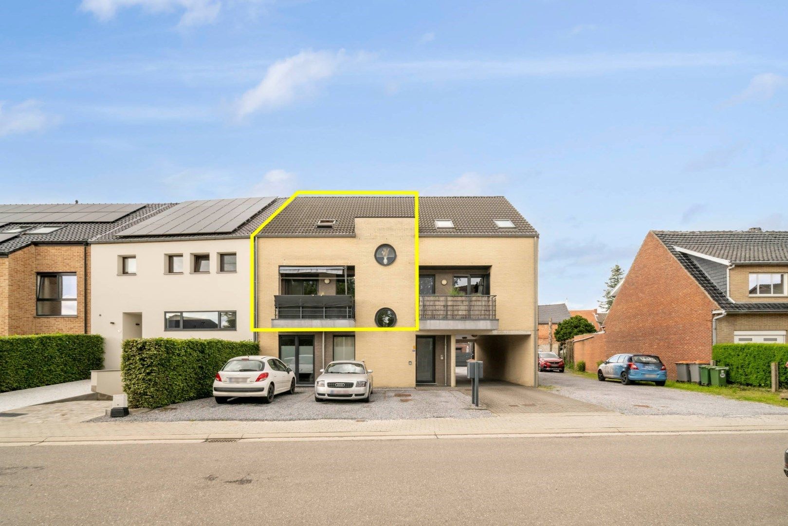 - IN OPTIE - Ruim en degelijk duplexappartement met drie slaapkamers, terras en autostandplaats in de dorpskern van Beverst foto {{pictureIndex}}