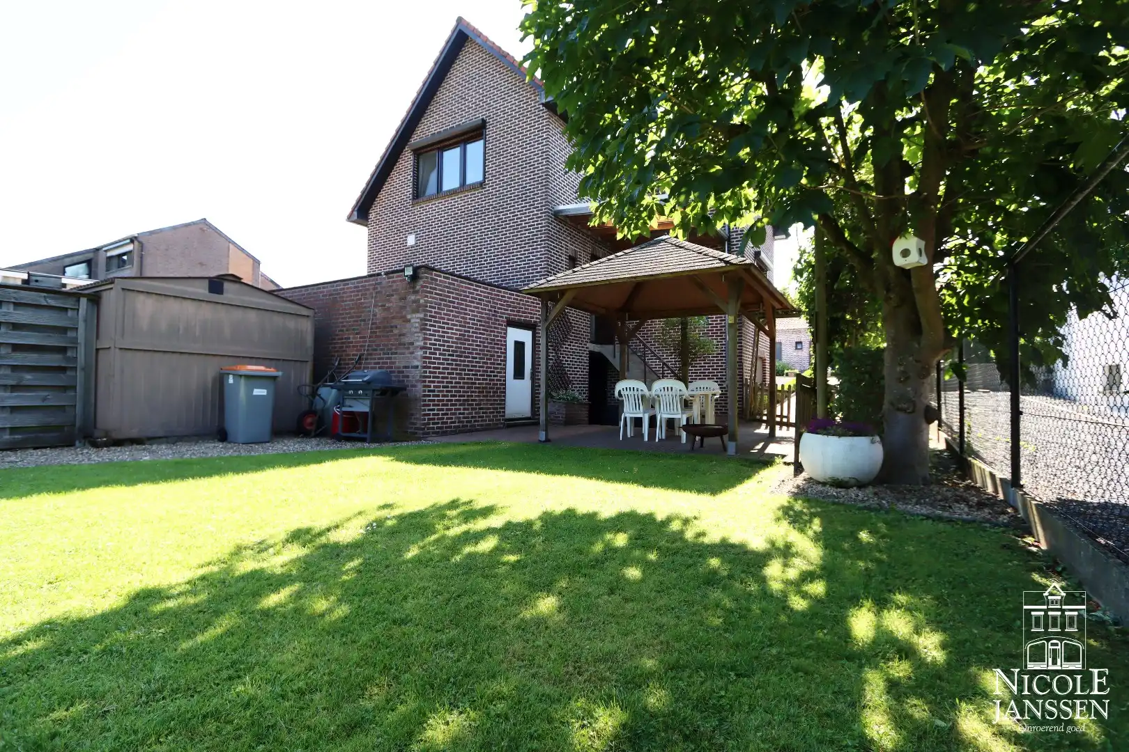 Compleet gerenoveerde charmante gezinswoning met tuin foto 2