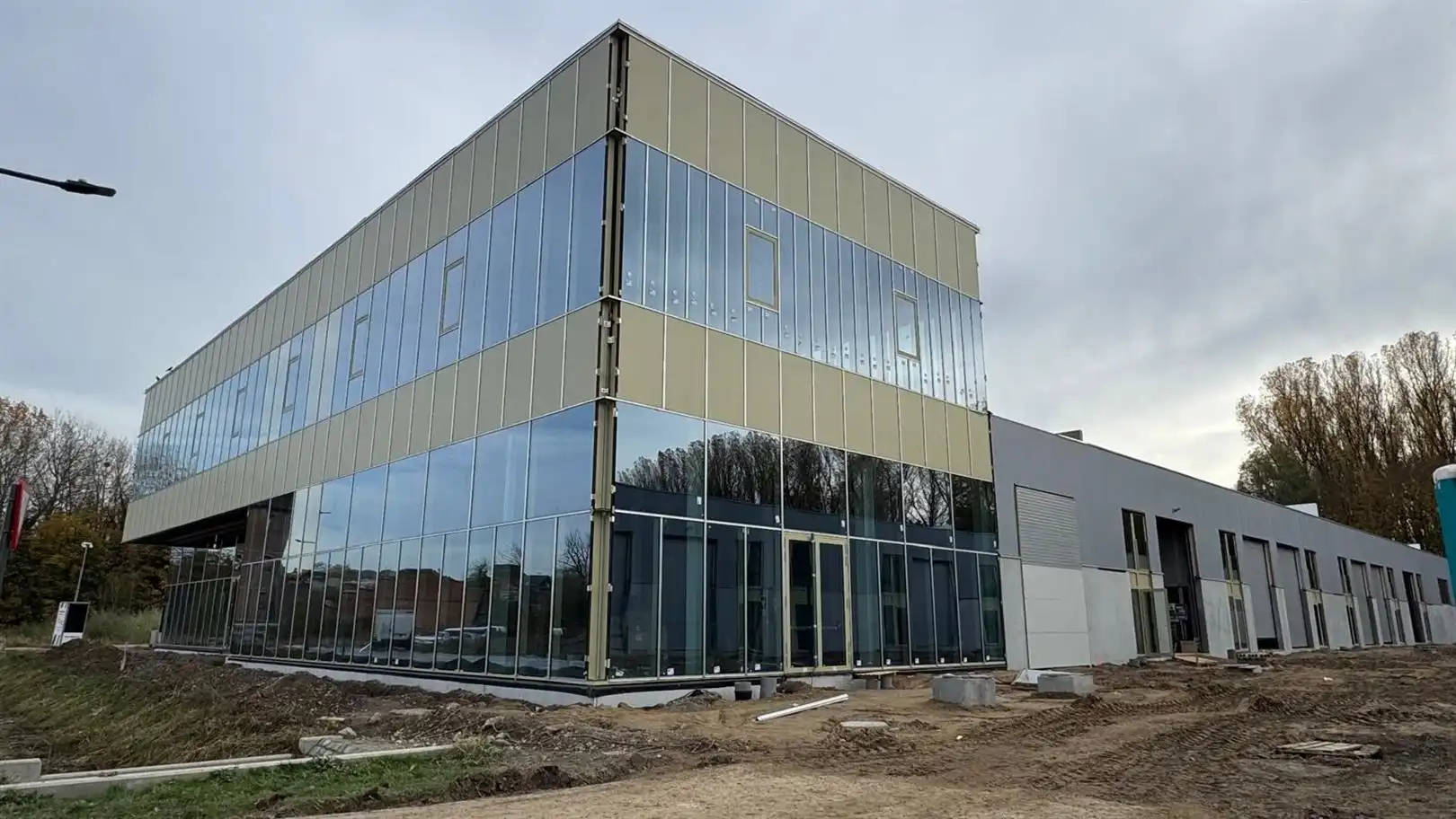 Nieuwbouw KMO units te Drogenbos foto {{pictureIndex}}