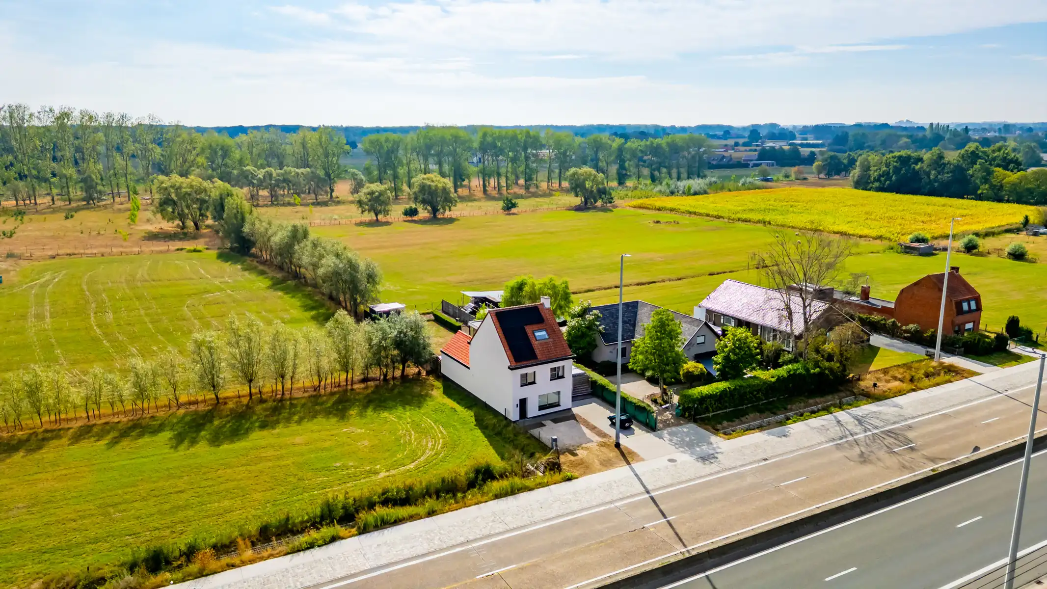 Ruime woning met bijgebouw en uitzicht op het Drongengoed foto 2