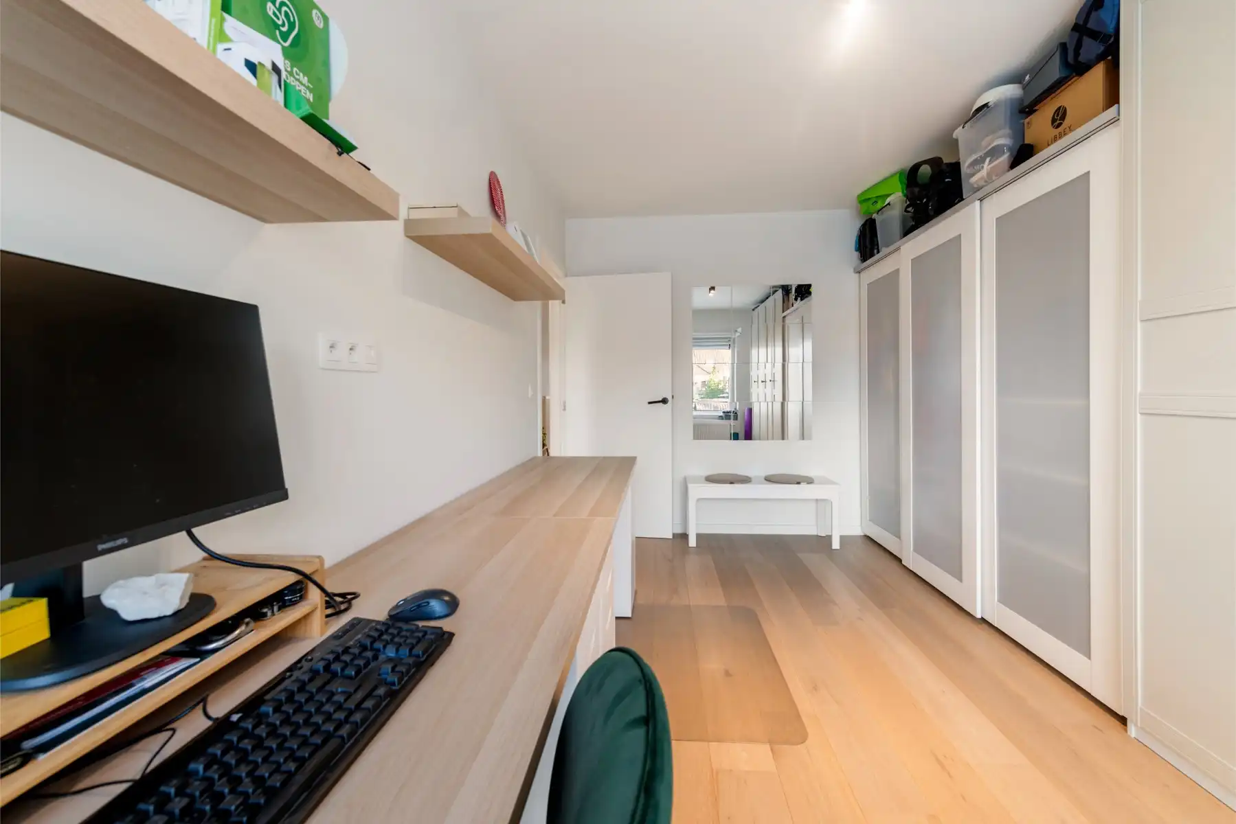Lichtrijk 2-slaapkamerappartement met terras en garage foto 23