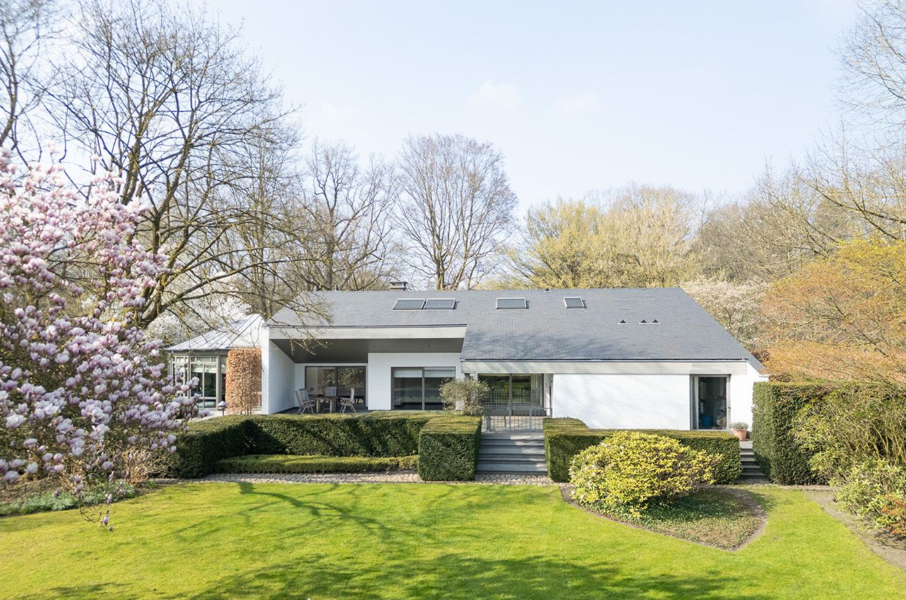 Ruime en exclusieve villa met 5 slaapkamers op perceel van 40 are foto {{pictureIndex}}