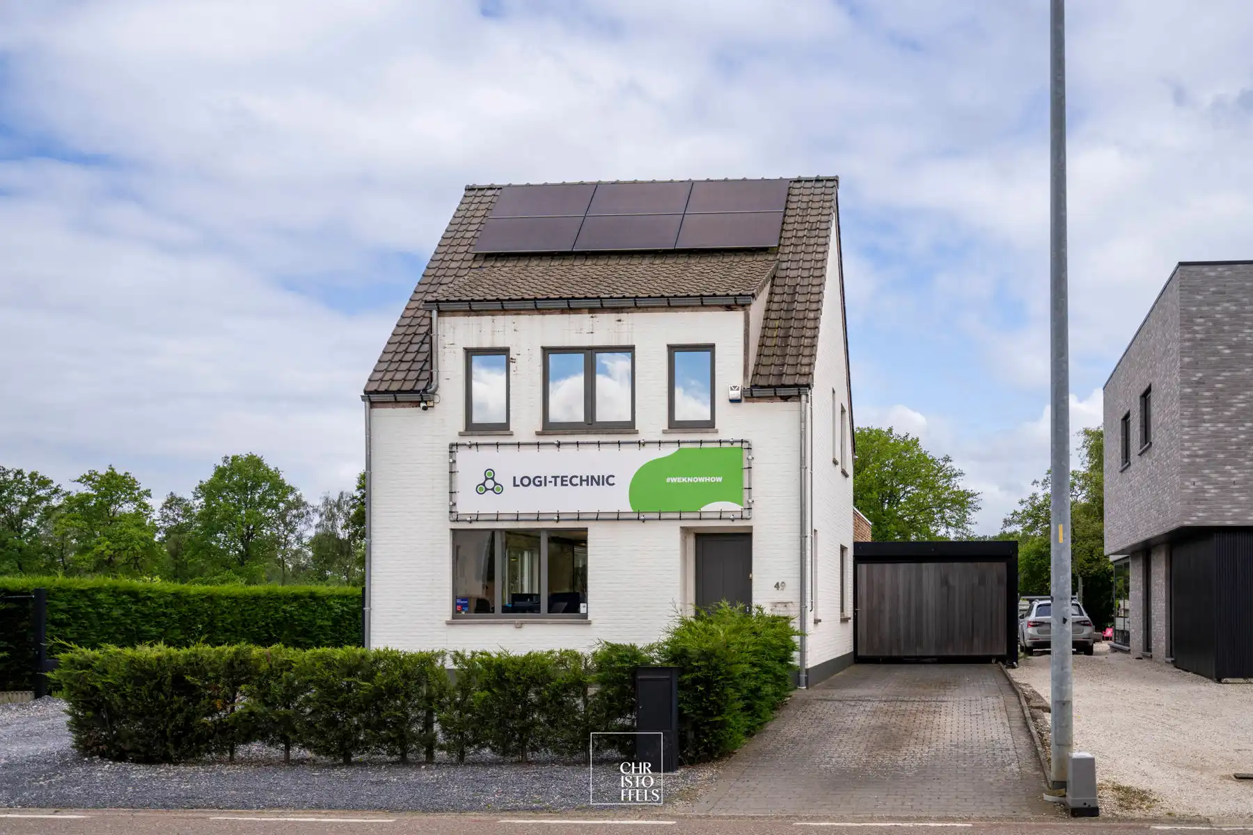 Opbrengsteigendom aan de afrit van de E314 met parking voor 10 wagens verhuurd voor 2.353 euro/maand foto 2