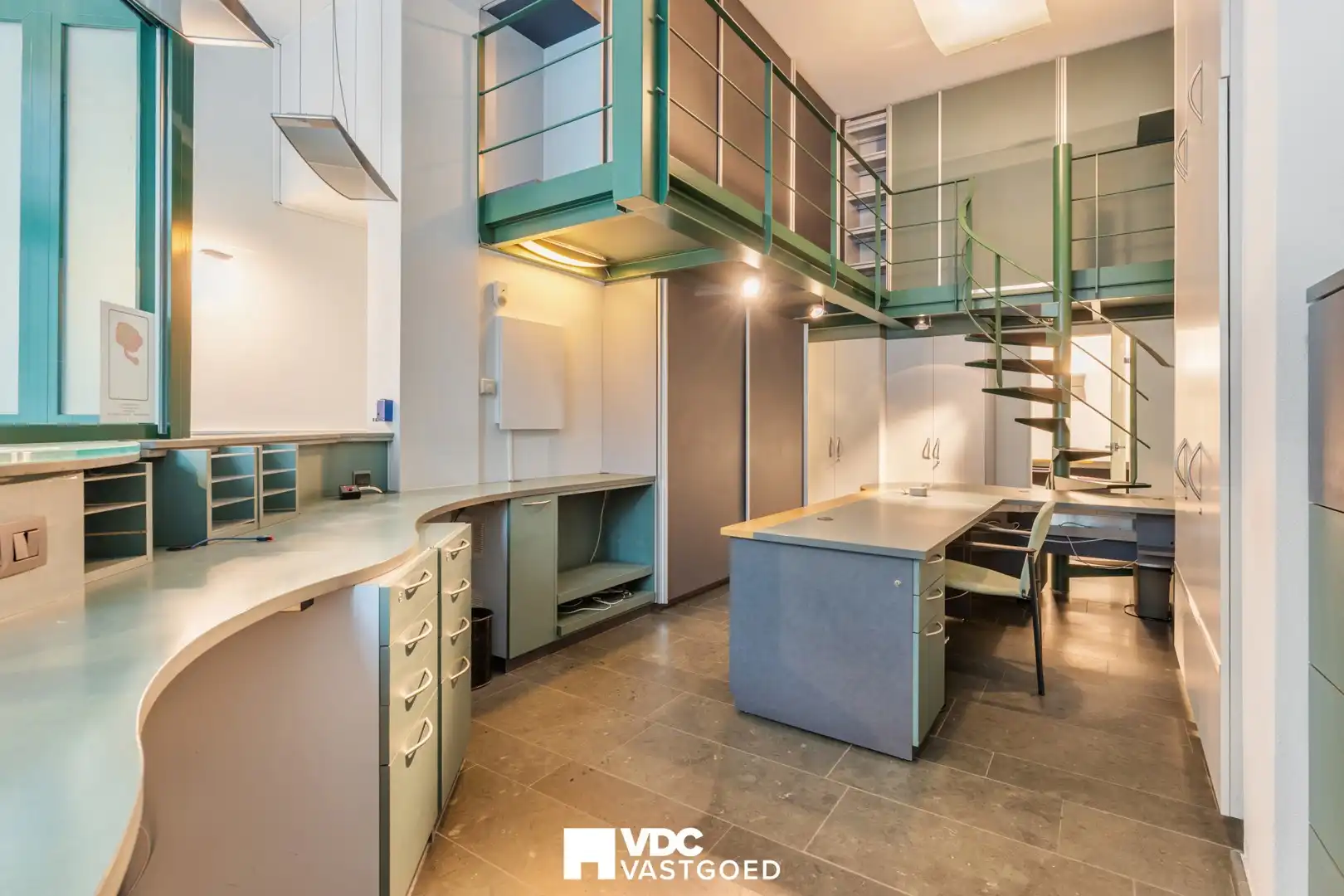 Uniek wonen & werken in hartje Tongeren – karakterpand met handelsgelijkvloers en ruim appartement foto 4