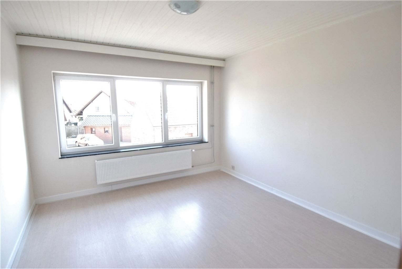 Gezellig appartement met 2 slaapkamers en ruim, zuid-gericht terras en garage, gelegen in het centrum van Kinrooi. foto 10