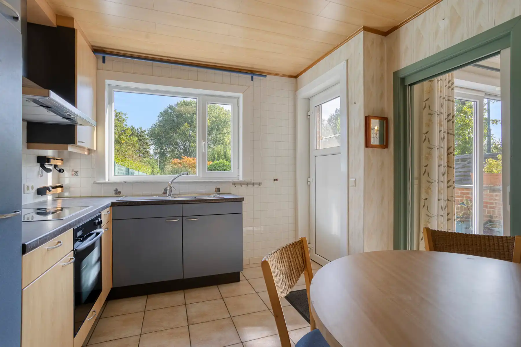 Half open bebouwing met 3 slaapkamers, garage en ruime tuin! foto 6